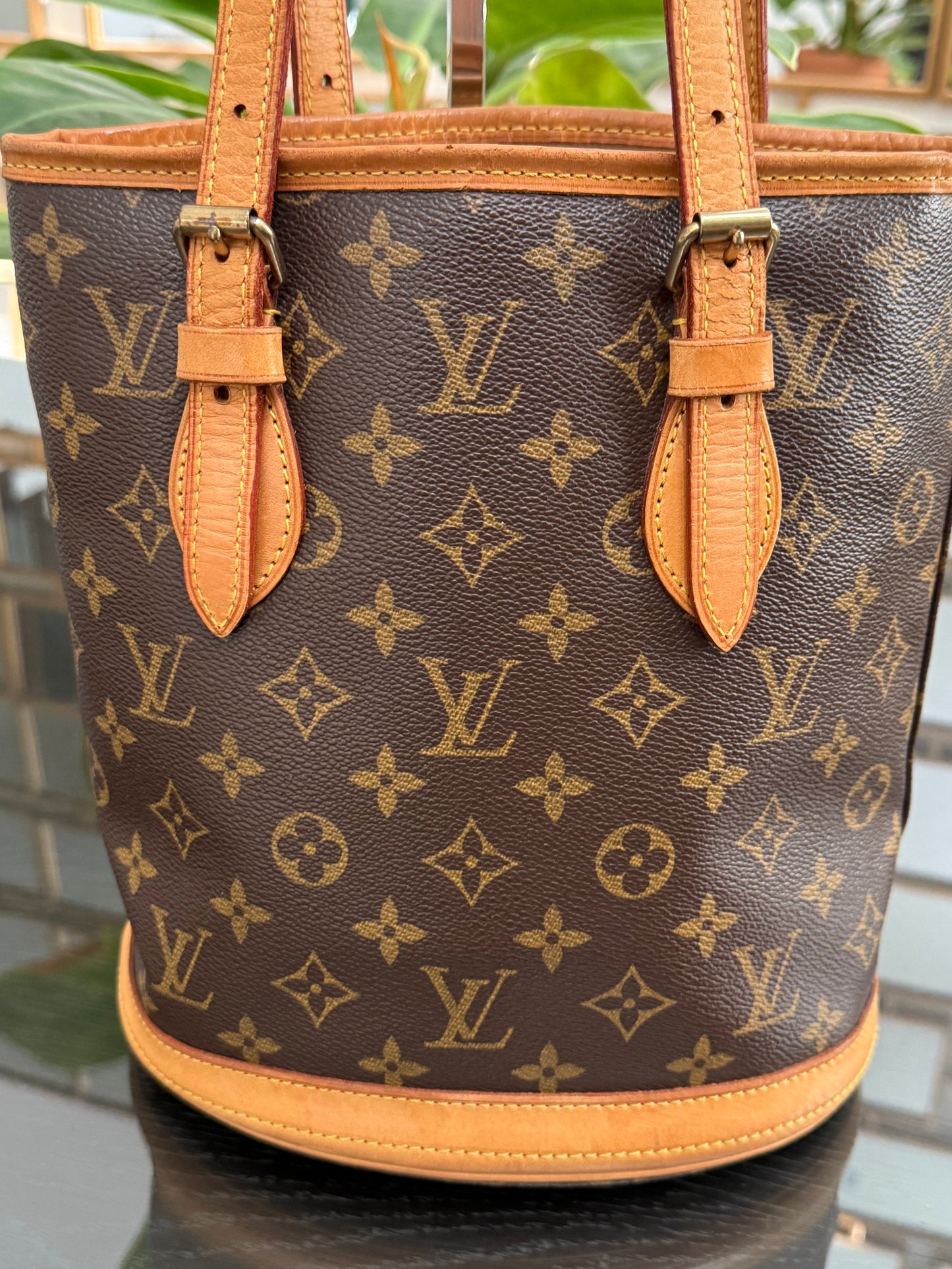 Petite Bucket in Monogram 🗓️ Year: 2003