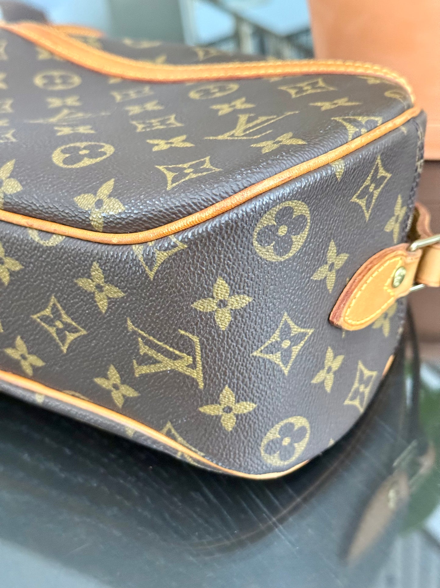 Blois Crossbody -🗓️ Year: 2000