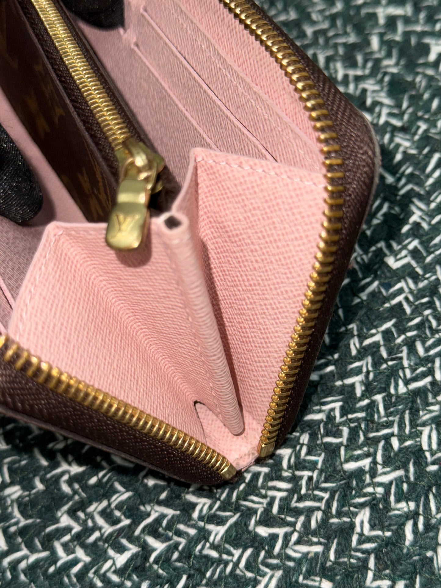 Clemence Wallet in Rose Ballerine with Dustbag and box 🗓️ Year: 2017
