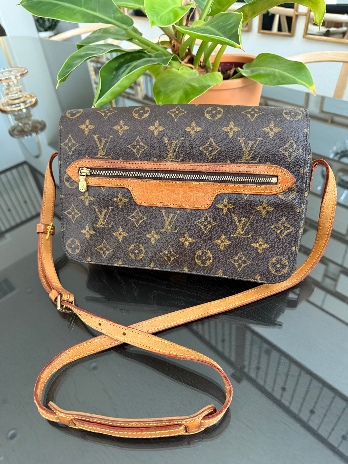 St. Germain 28 Crossbody Bag
๐๏ธ Year: 1995