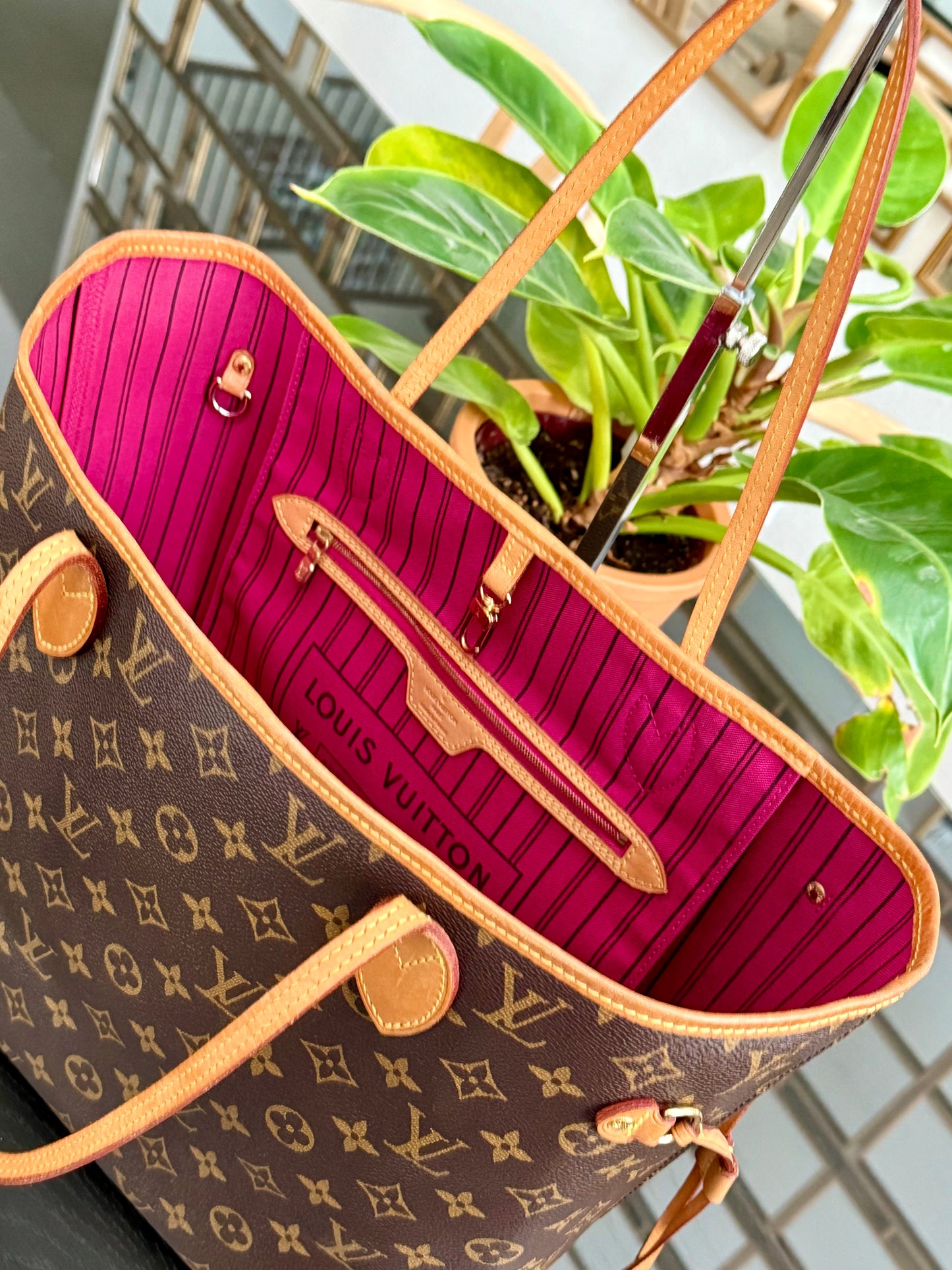 Neverfull MM in Peony interior with Dustbag ๐
Year: 2019
