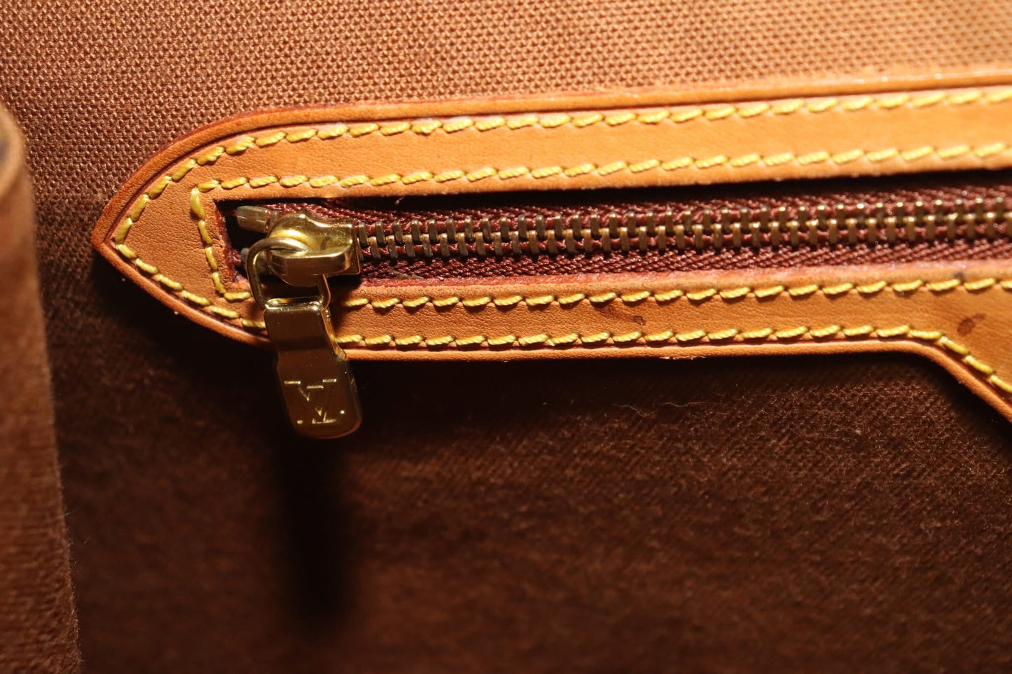 Beverly GM Satchel Crossbody - ๐
Year: 1996