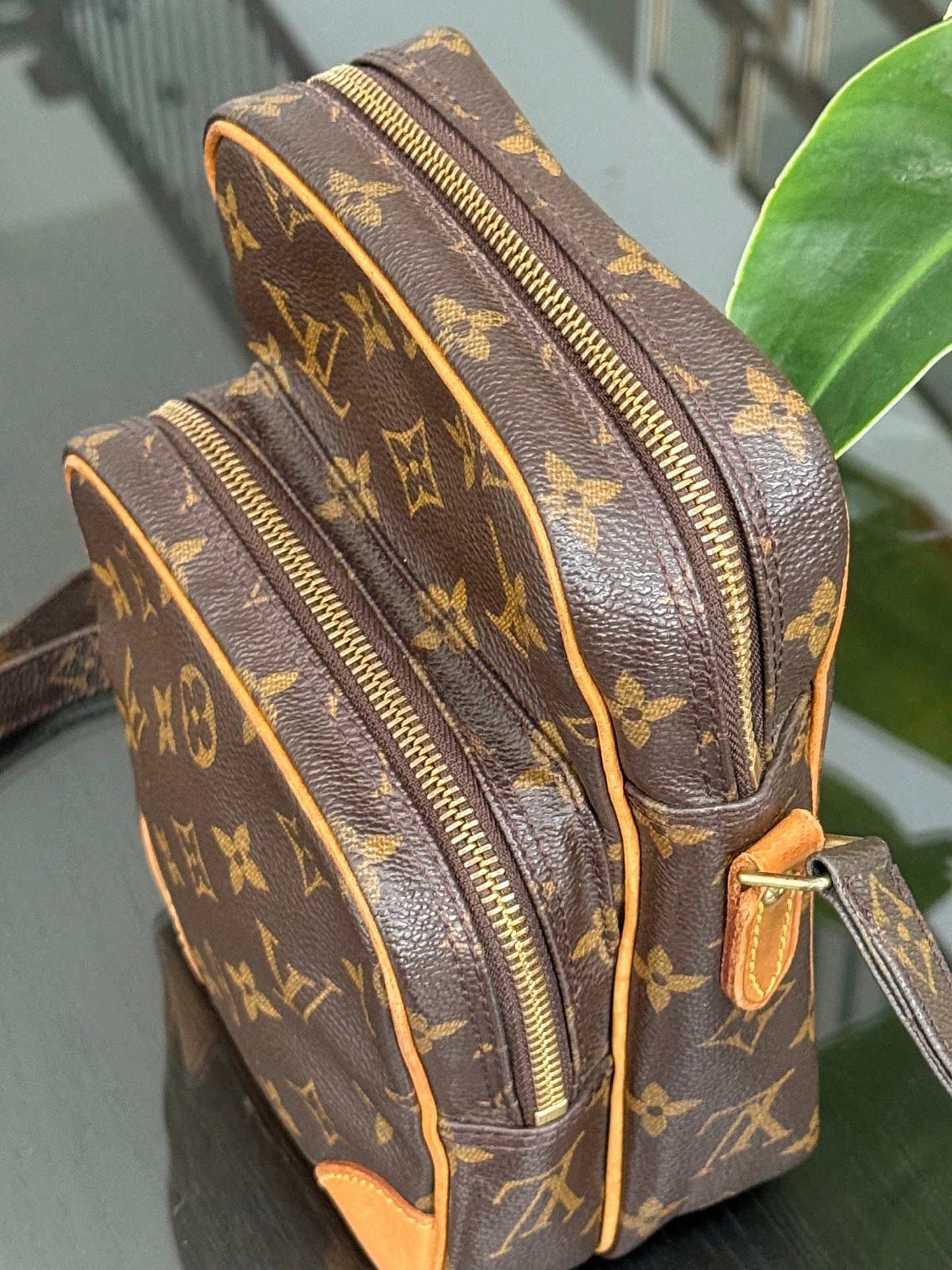 Amazon Crossbody Bag
๐๏ธ Year: 2000
