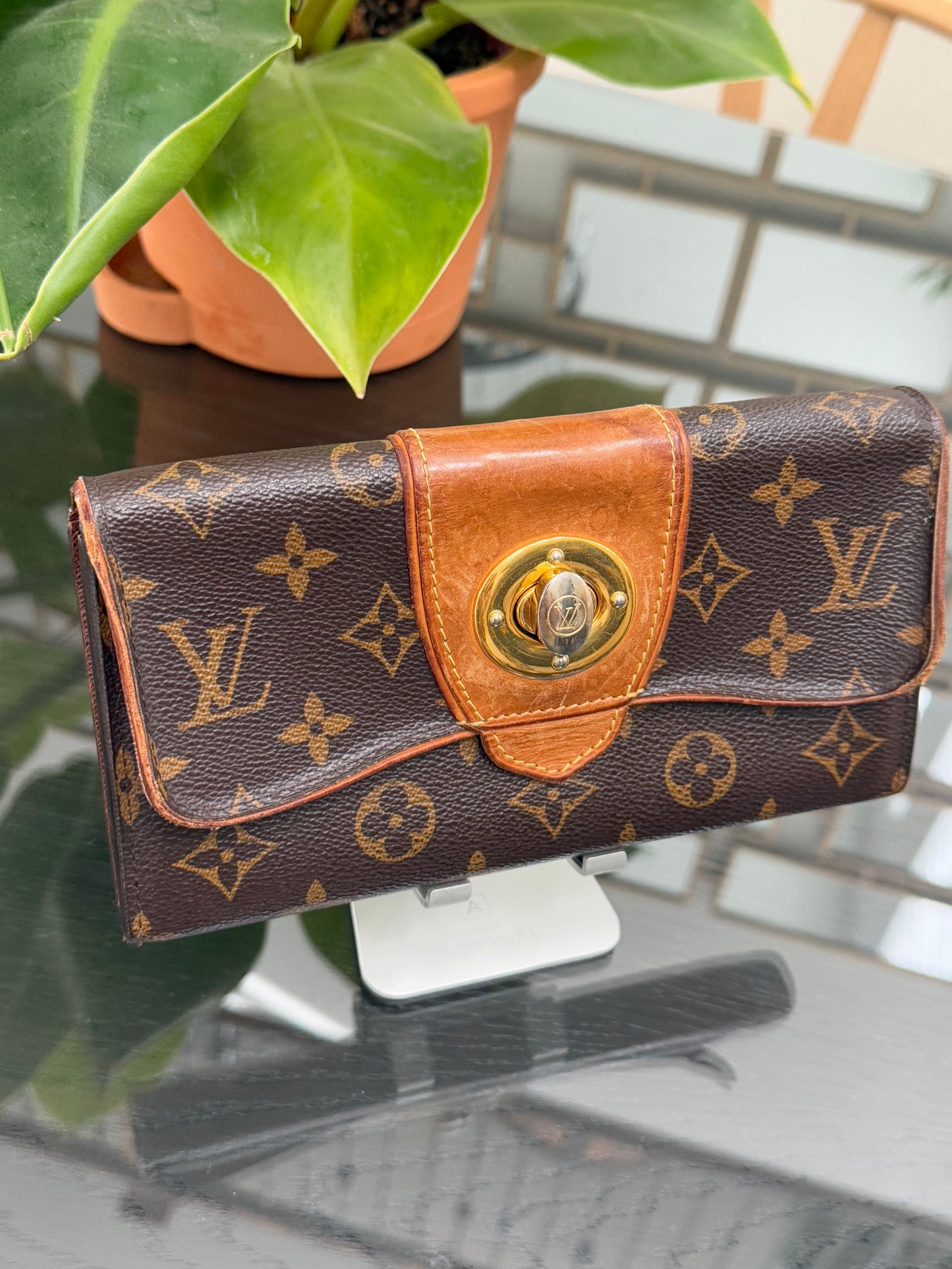 Boetie Wallet w/ 16 Cardholders - ๐
Year: 2011