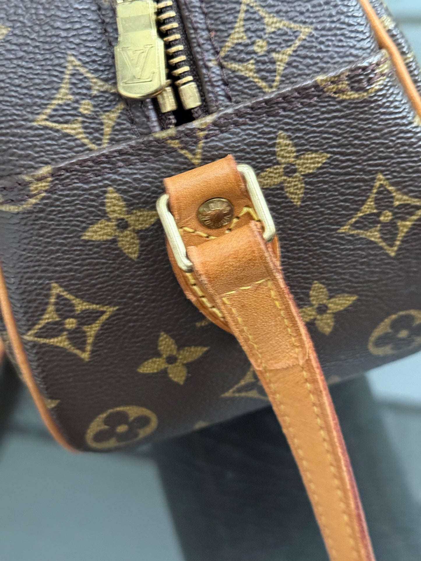 Blois Crossbody -🗓️ Year: 1999