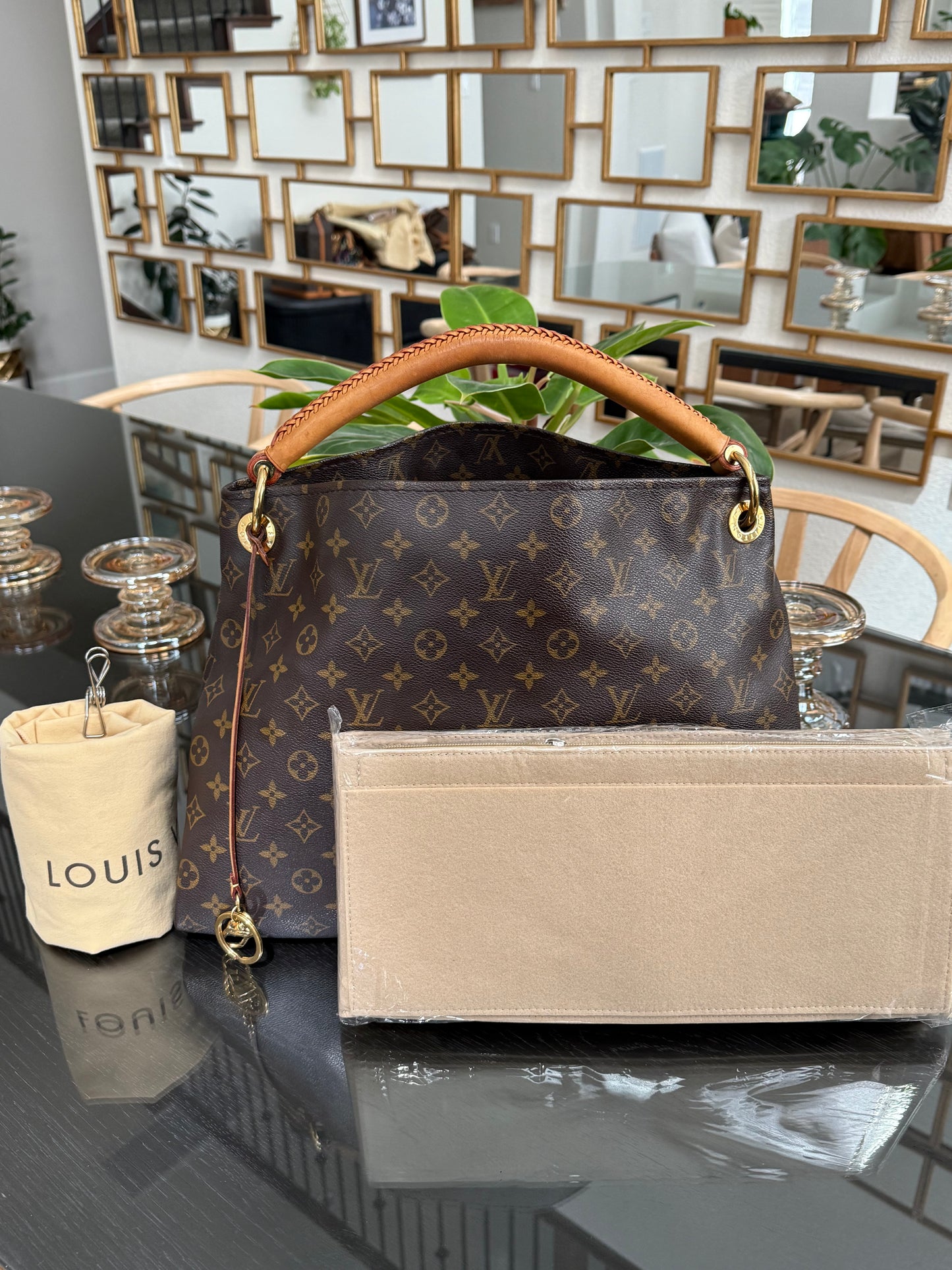 Artsy MM with Dustbag and Insert Organizer - ๐
Year: 2012