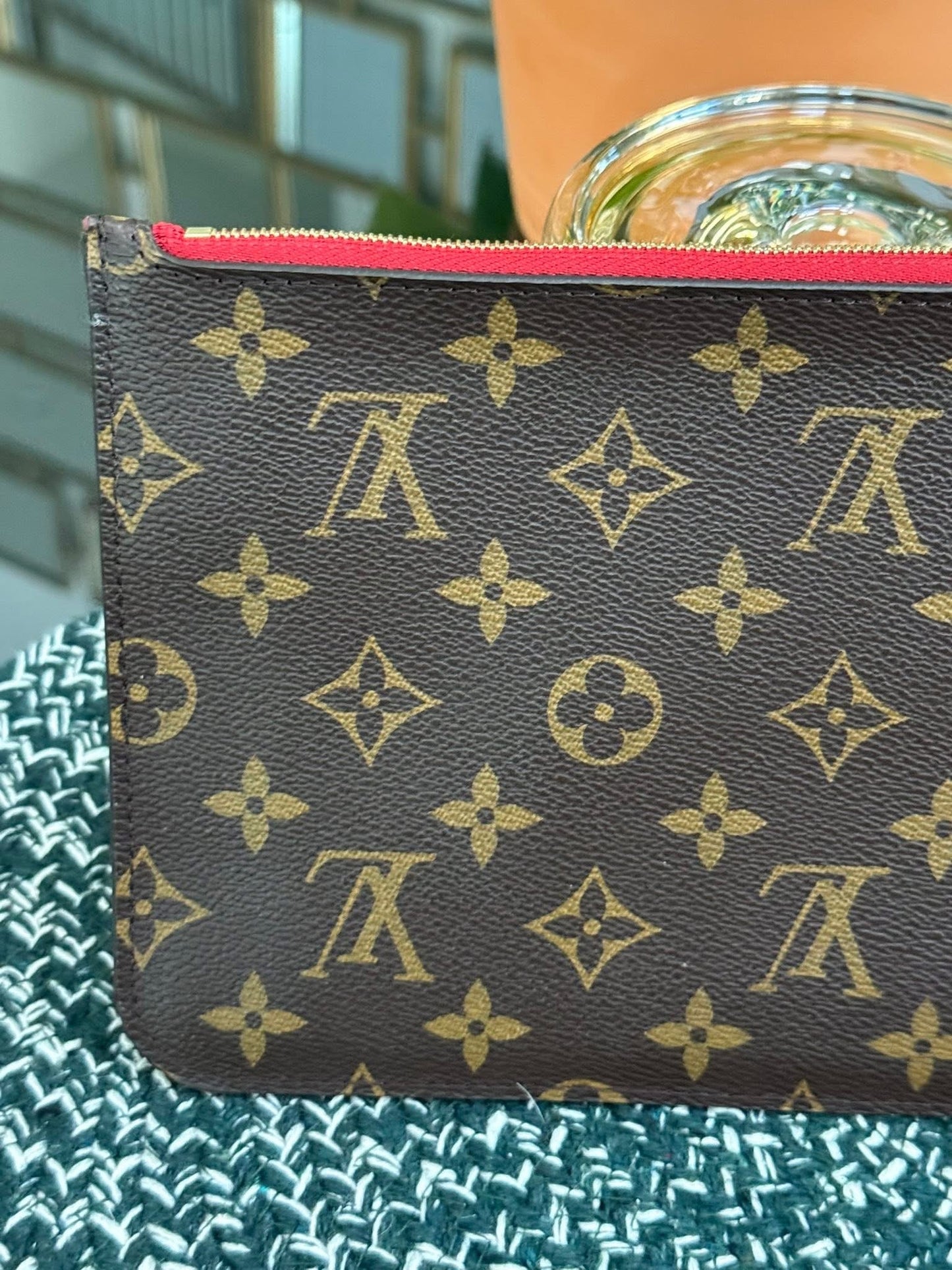 Neverfull MM/GM Pouch in Cerise interior -🗓️ Year: 2017