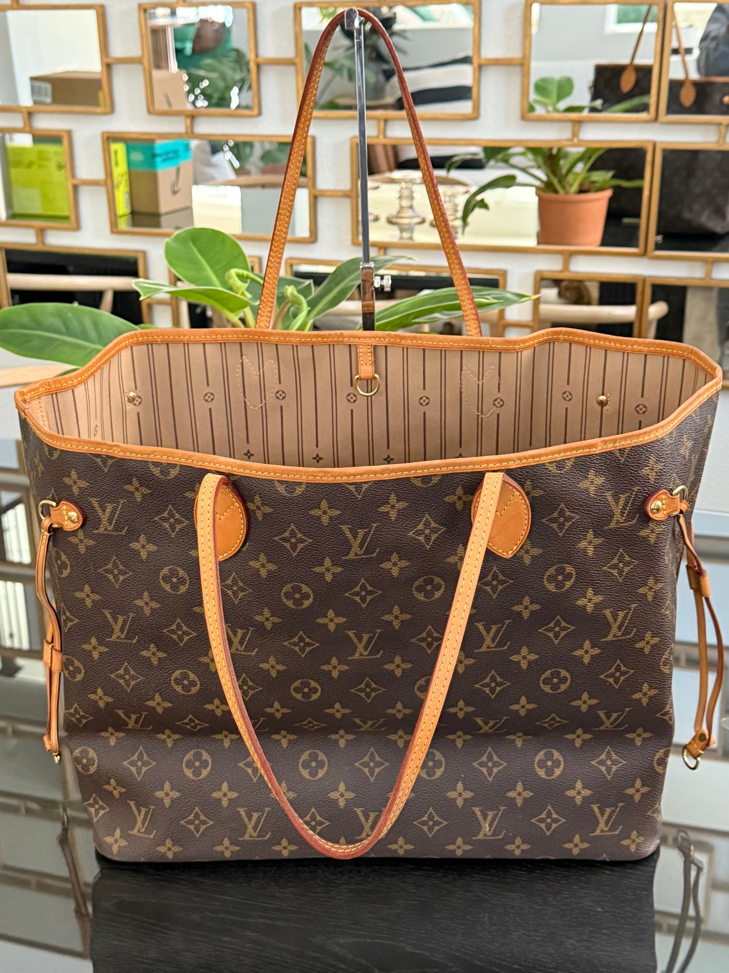 Neverfull GM with Dustbag and twilly -📅 Year: 2009