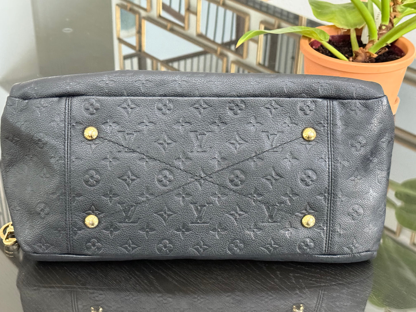 Artsy MM Empriente in Black with Dustbag and Insert Organizer - ๐
Year: 2015