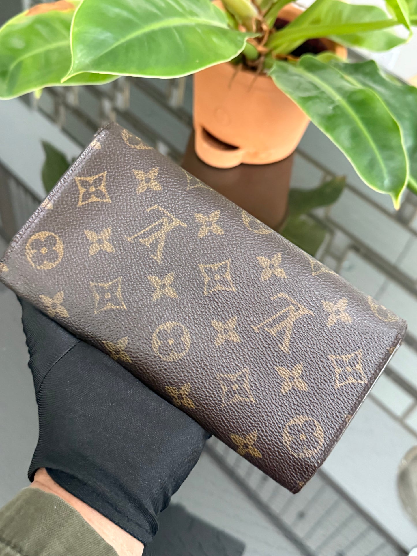 International Wallet with 8 Cardholders 🗓️ Year: 2000