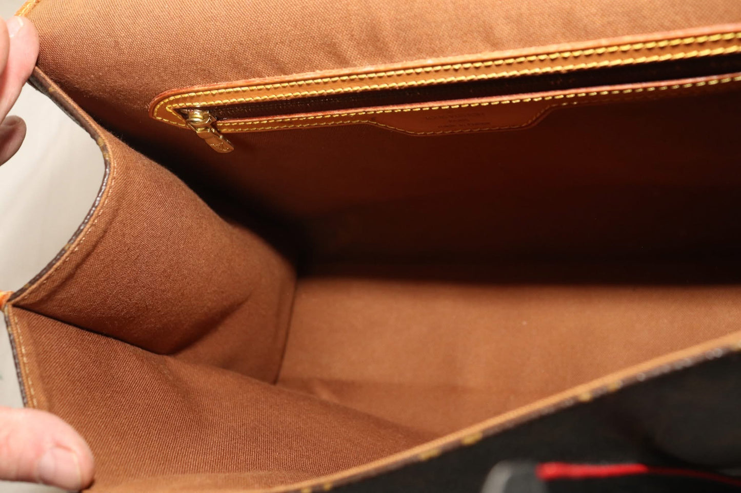 Beverly GM Satchel Crossbody - ๐
Year: 1996