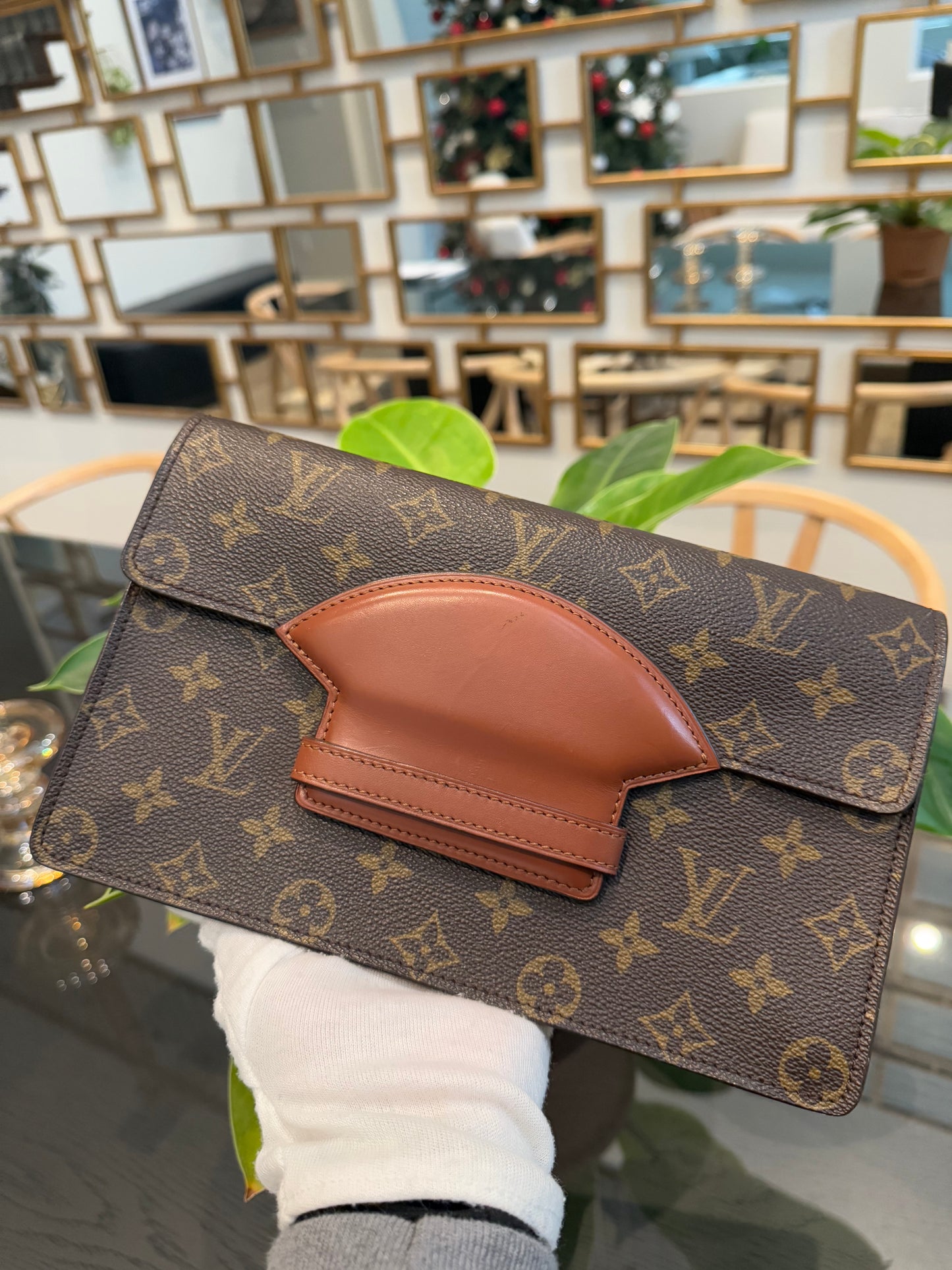 Chaillot Clutch w/ Dustbag -Year: 1987