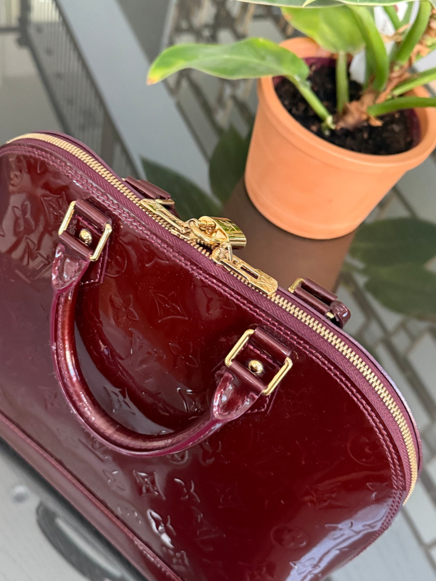 Vernis Alma PM Amarante with Lock π and key, clochette and Dustbag π