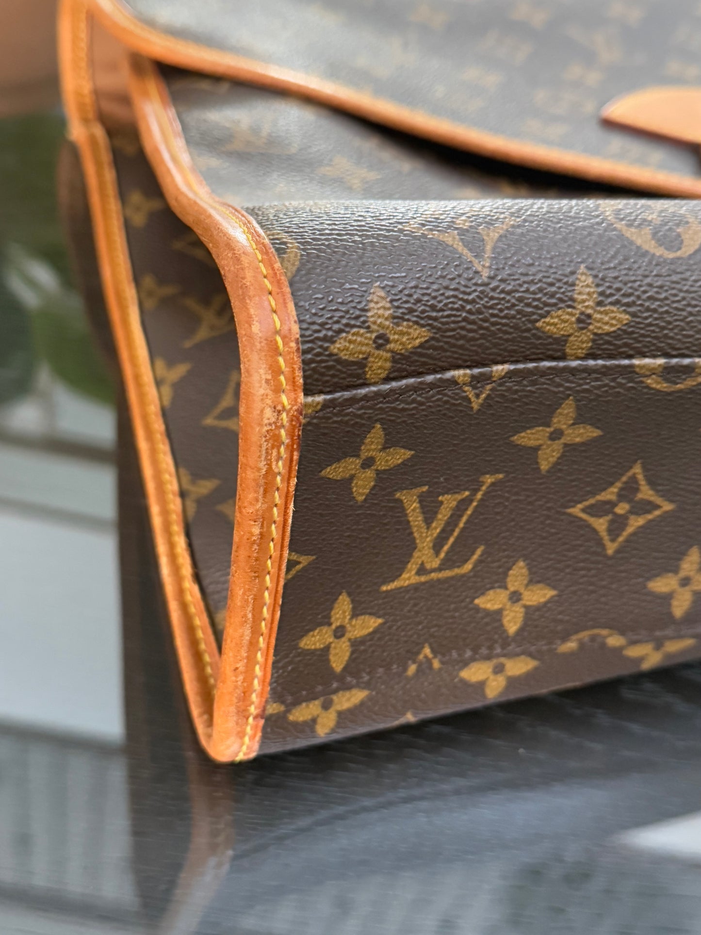 Beverly GM Satchel Crossbody - ๐
Year: 1996
