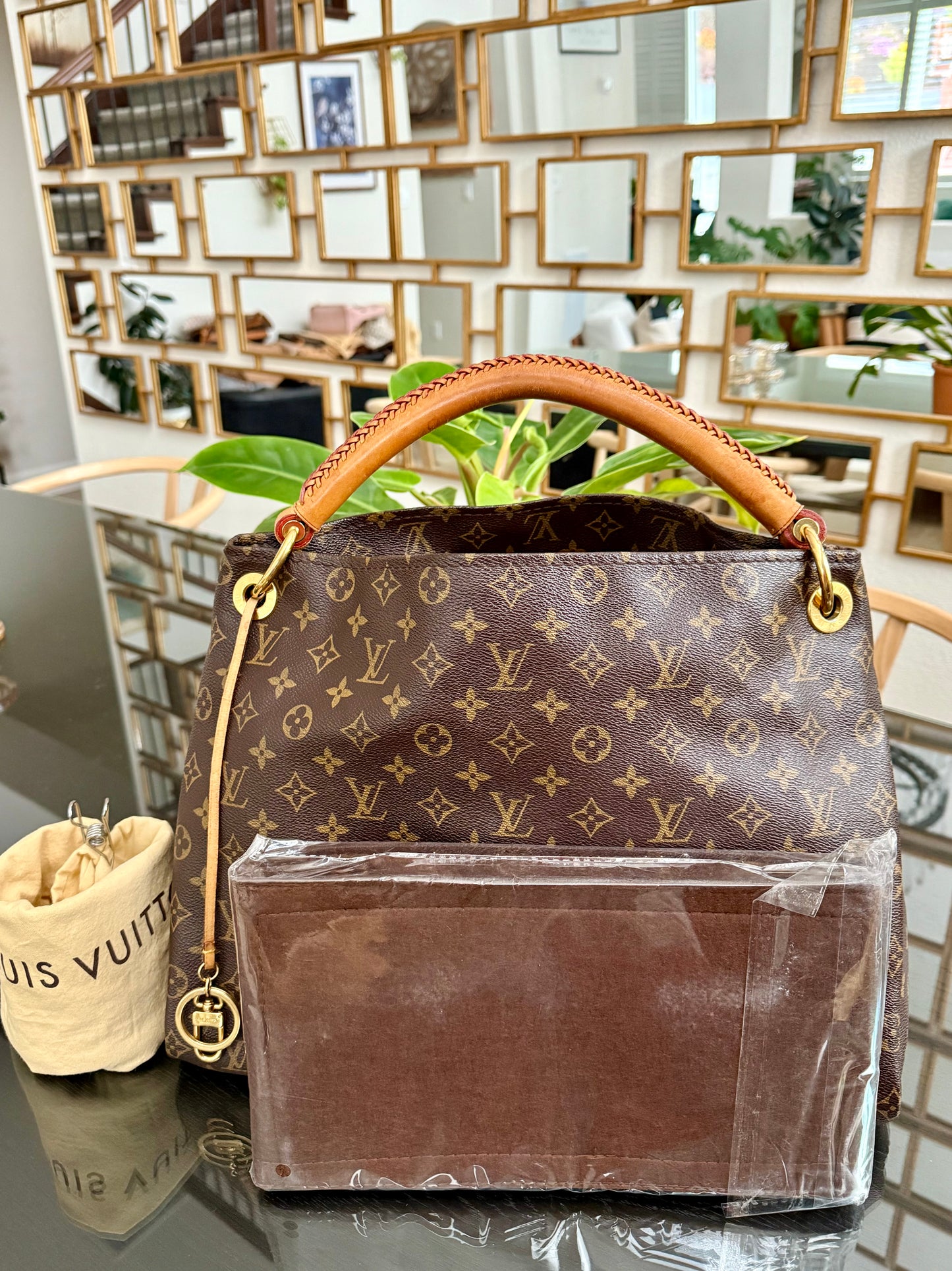 Artsy MM with Dustbag, Insert Organizer and twilly - ๐
Year: 2010
