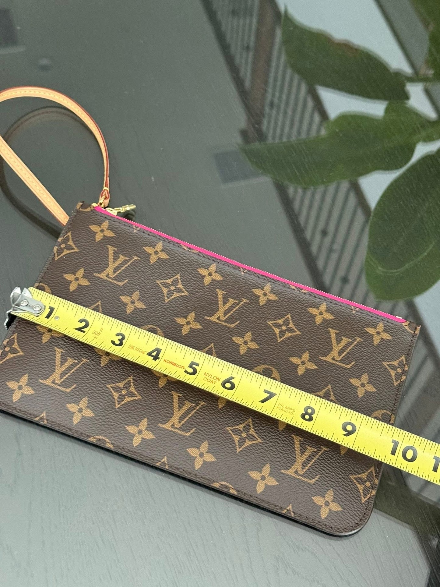 Neverfull MM/GM Pouch in Peony 🗓️ Year: 2016