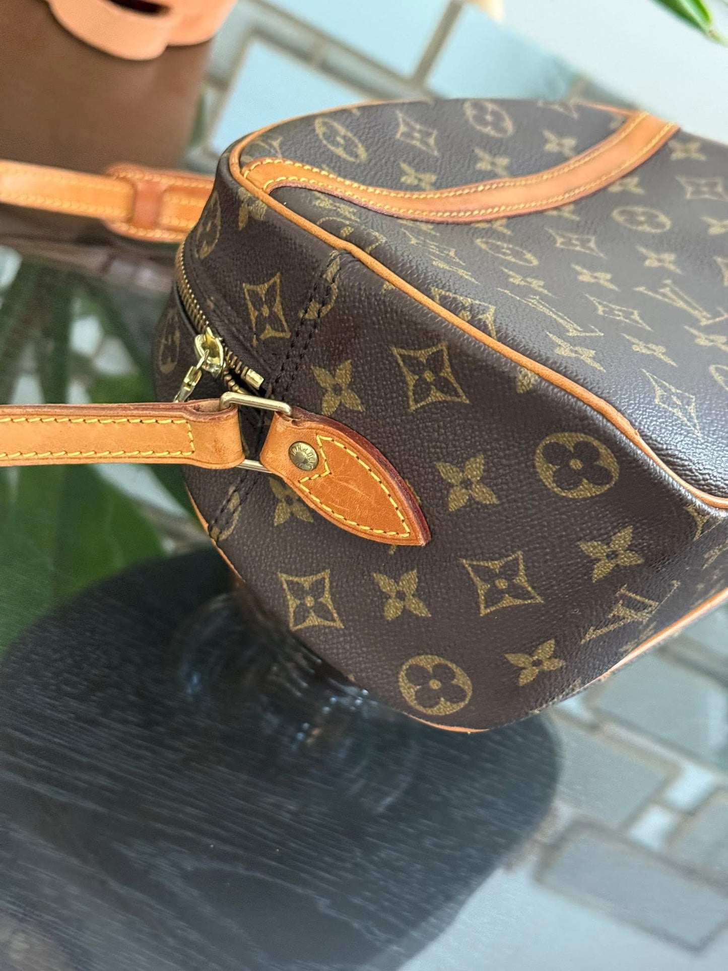 Blois Crossbody -๐๏ธ Year: 1995
