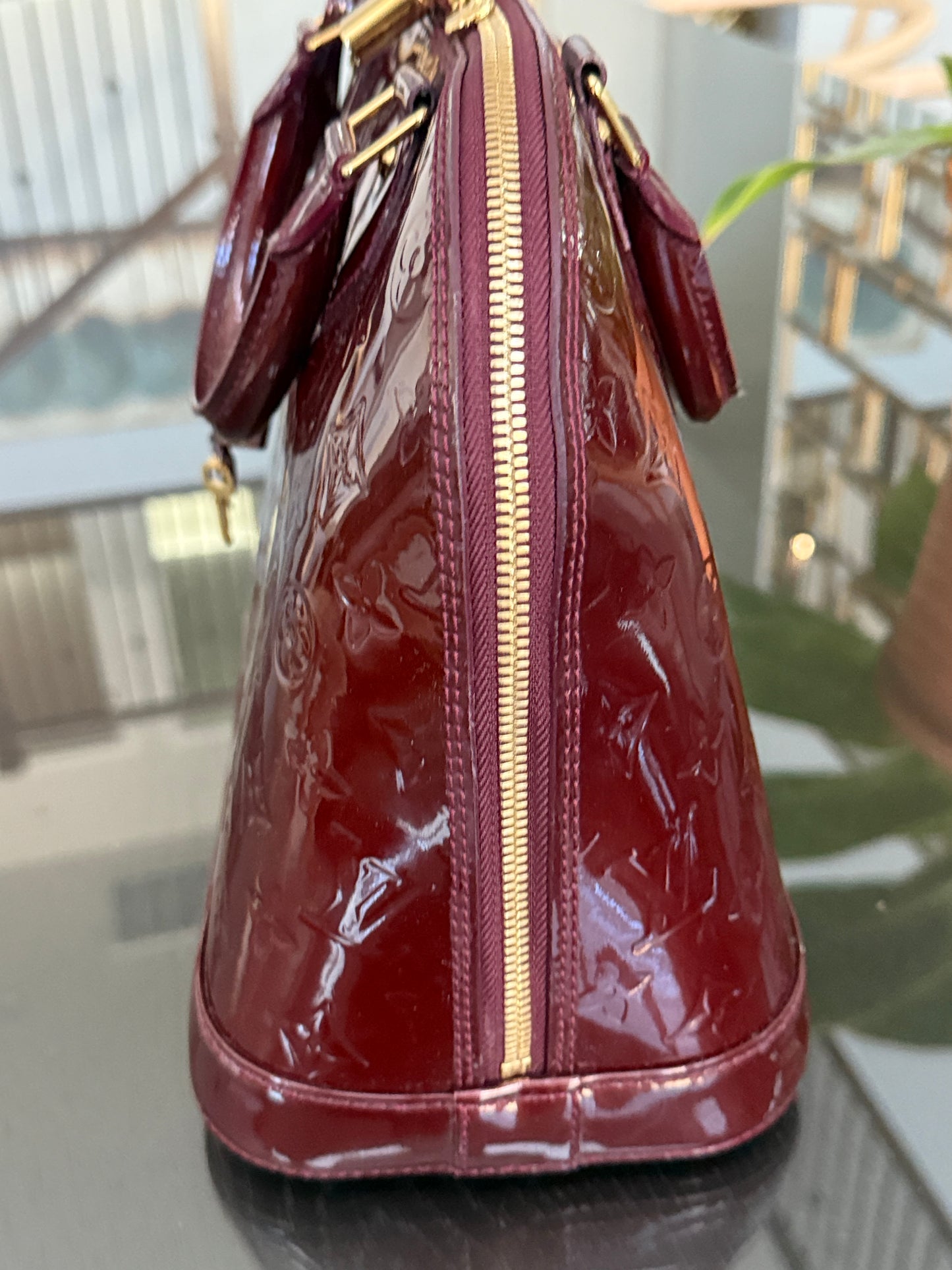 Vernis Alma PM Amarante with Lock π and key, clochette and Dustbag π