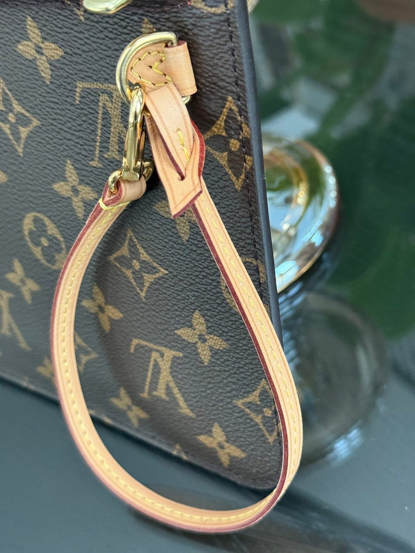 Neverfull MM/GM Pouch in Peony 🗓️ Year: 2016
