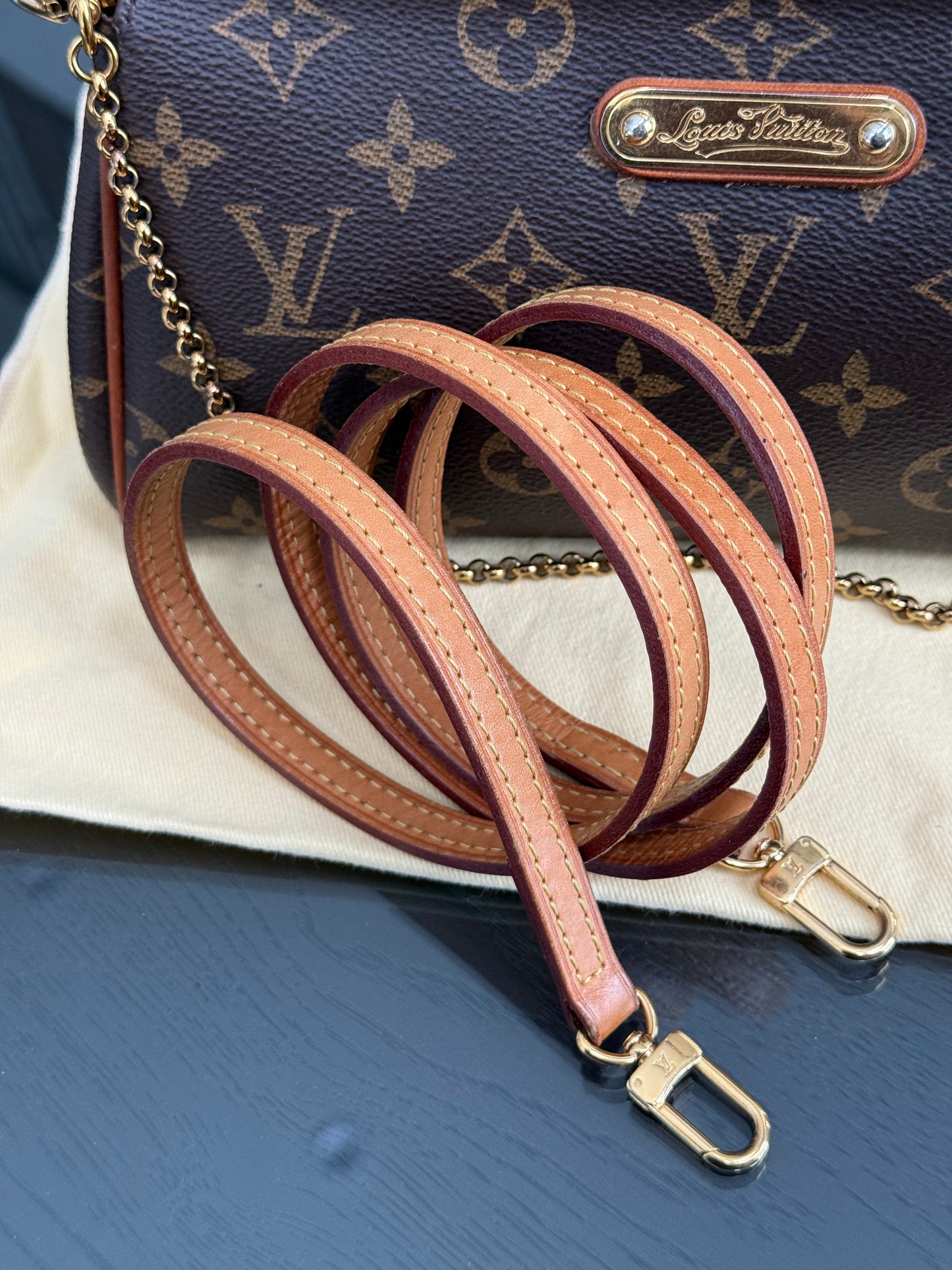 Eva Clutch Crossbody with Dustbag and Box🗓️ Year: 2015