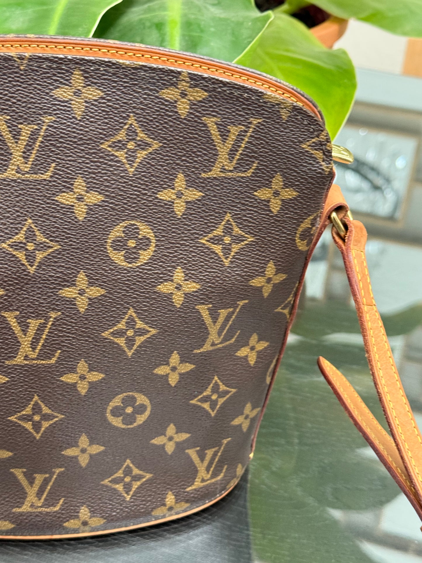 Drouot Crossbody
π
Year: 1996