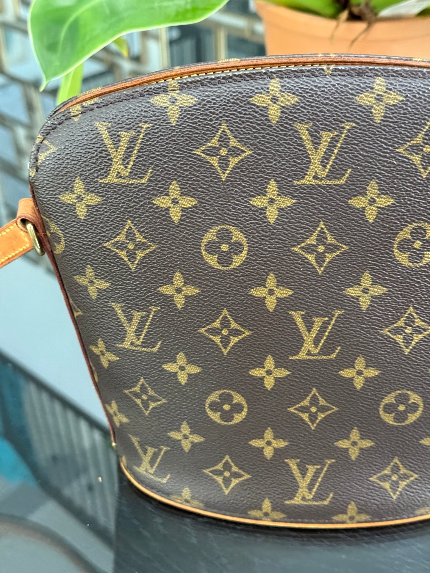 Drouot Crossbody ๐
Year: 2000