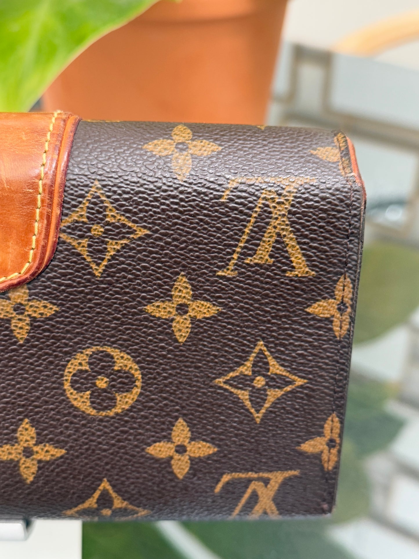 Boetie Wallet w/ 16 Cardholders - ๐
Year: 2011