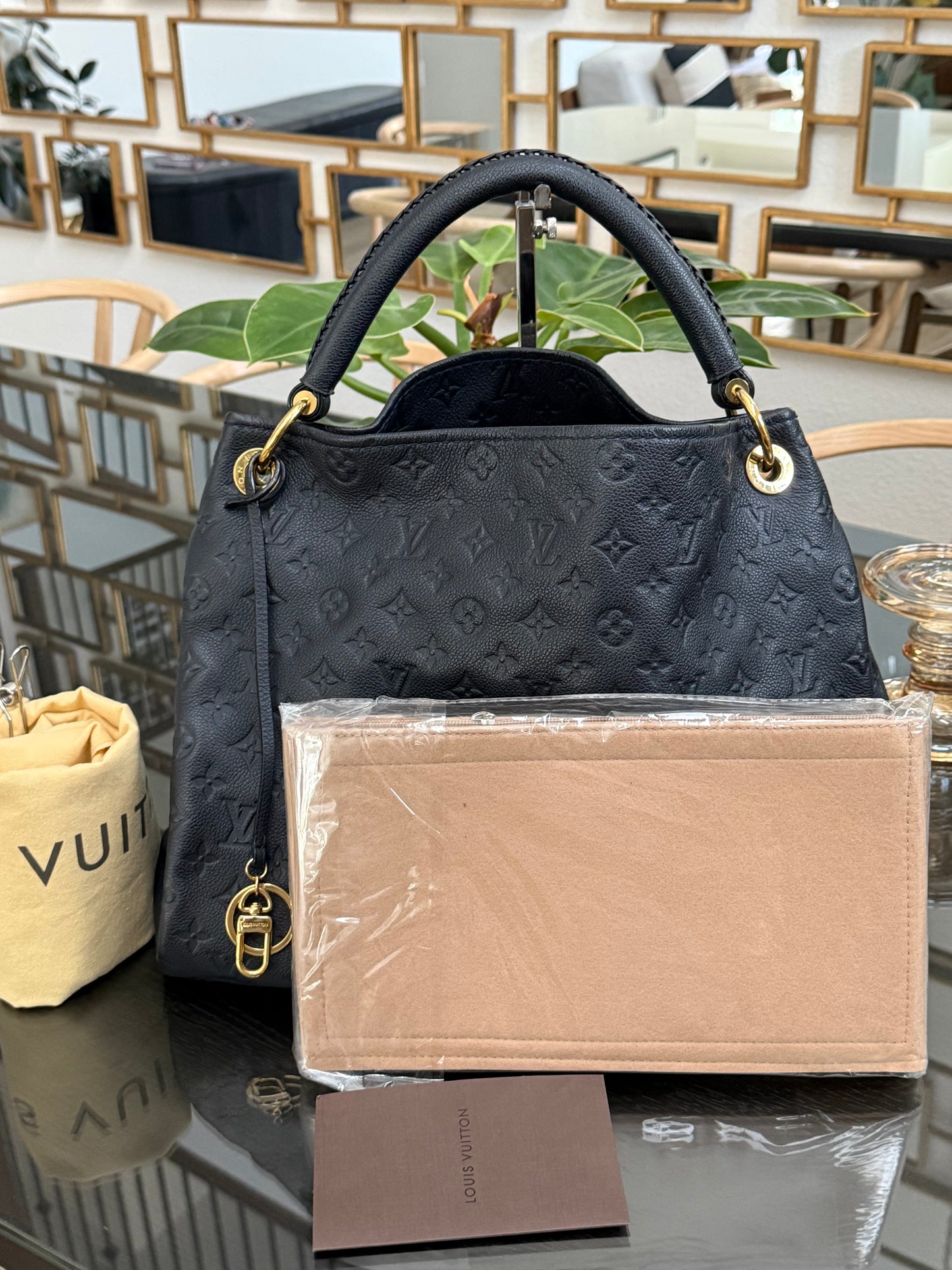 Artsy MM Empriente in Black/ Navy Blue with Dustbag, Receipt and Insert Organizer - ๐
Year: 2012