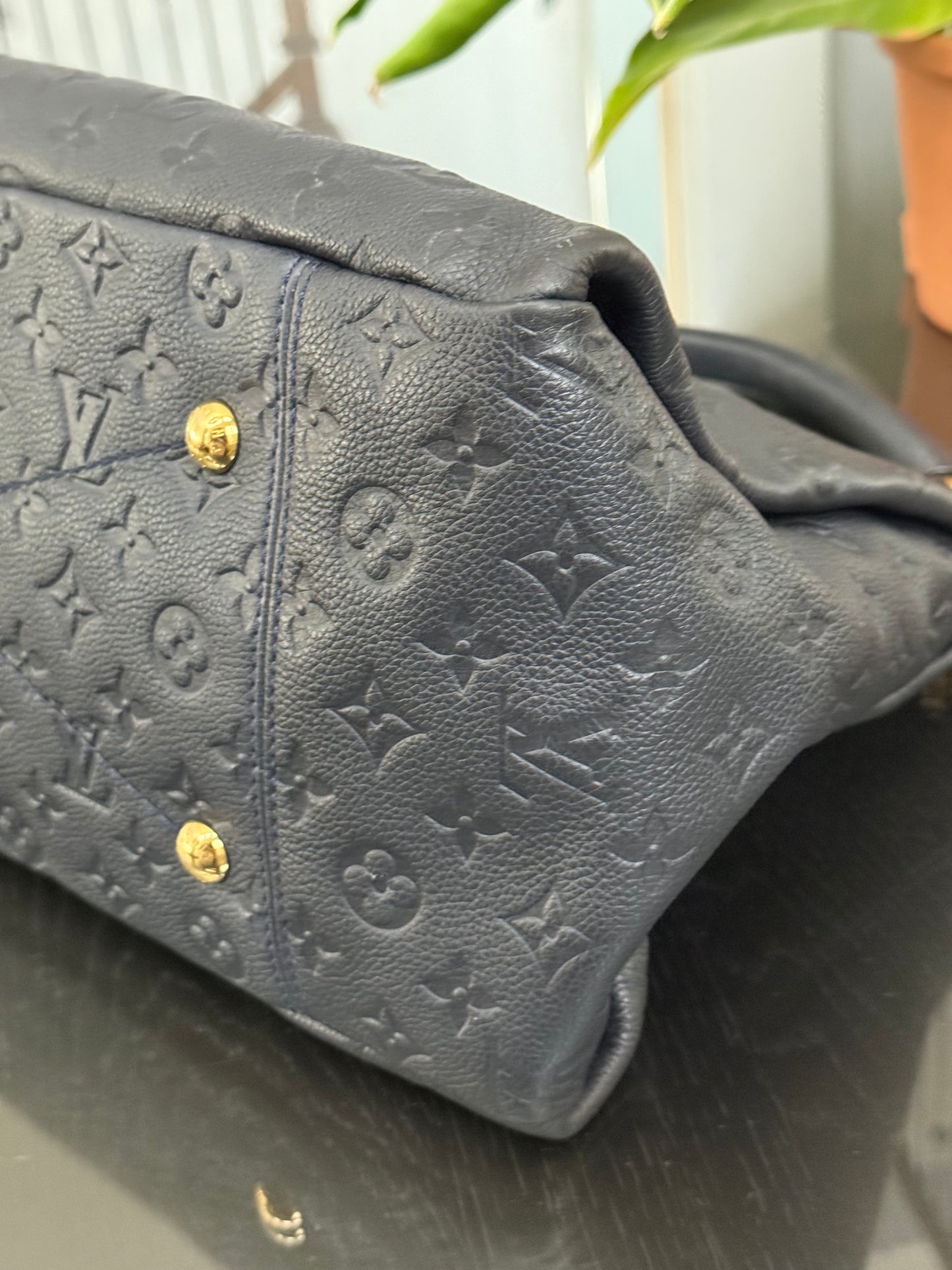 Artsy MM Empriente in Black/ Navy Blue with Dustbag, Receipt and Insert Organizer - ๐
Year: 2012