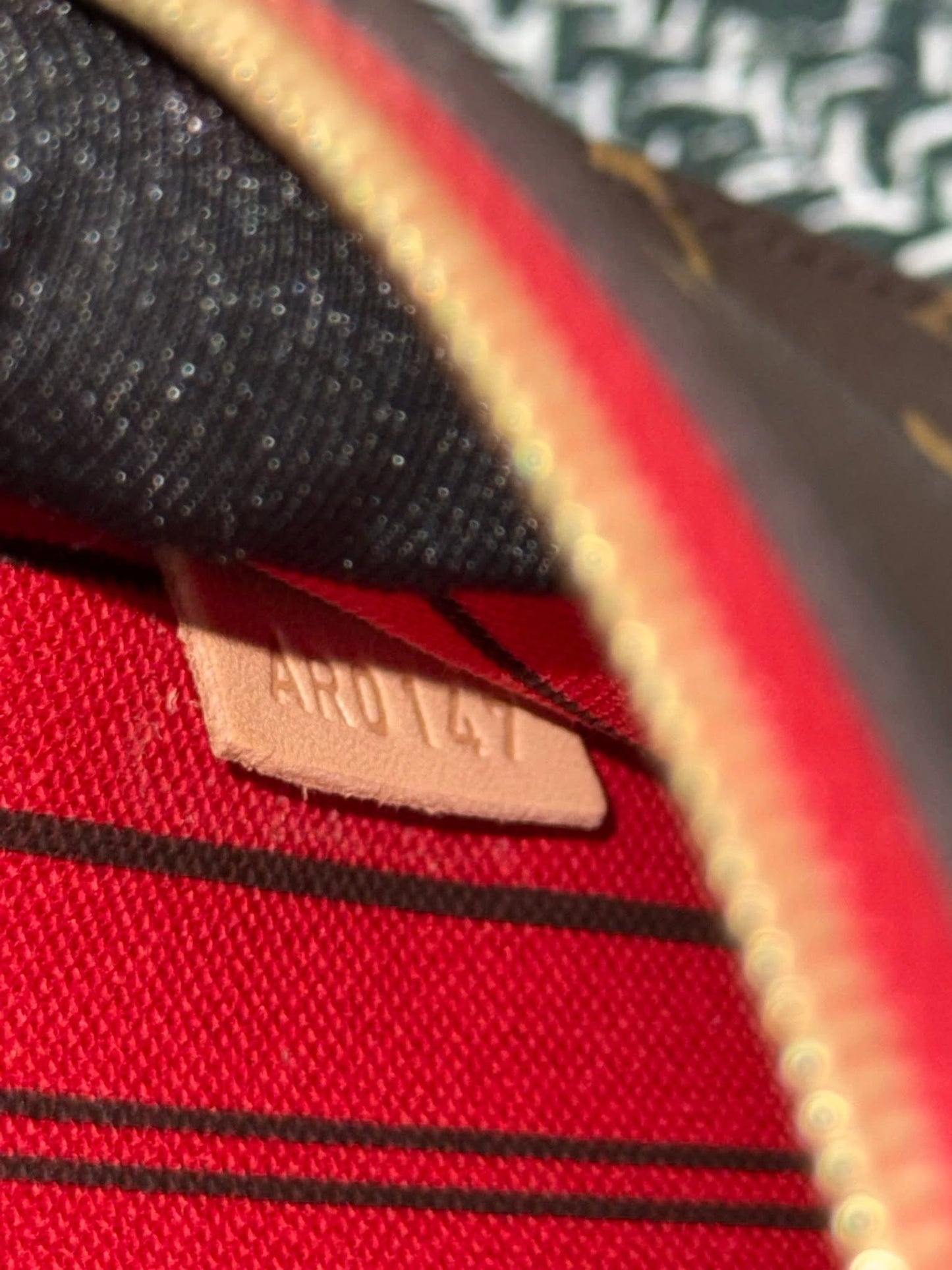 Neverfull MM/GM Pouch in Cerise interior -🗓️ Year: 2017