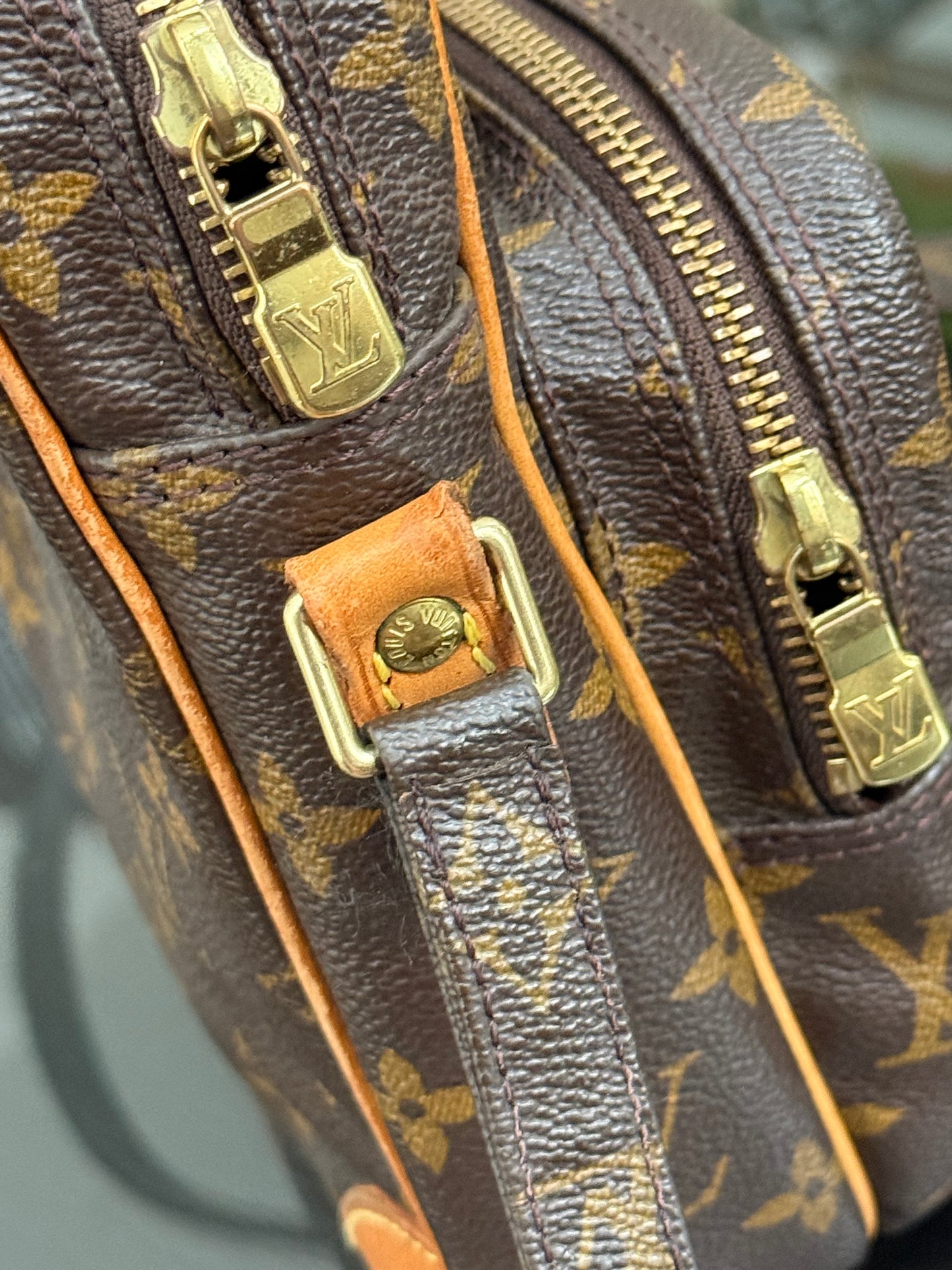 Amazon Crossbody Bag
๐๏ธ Year: 2000