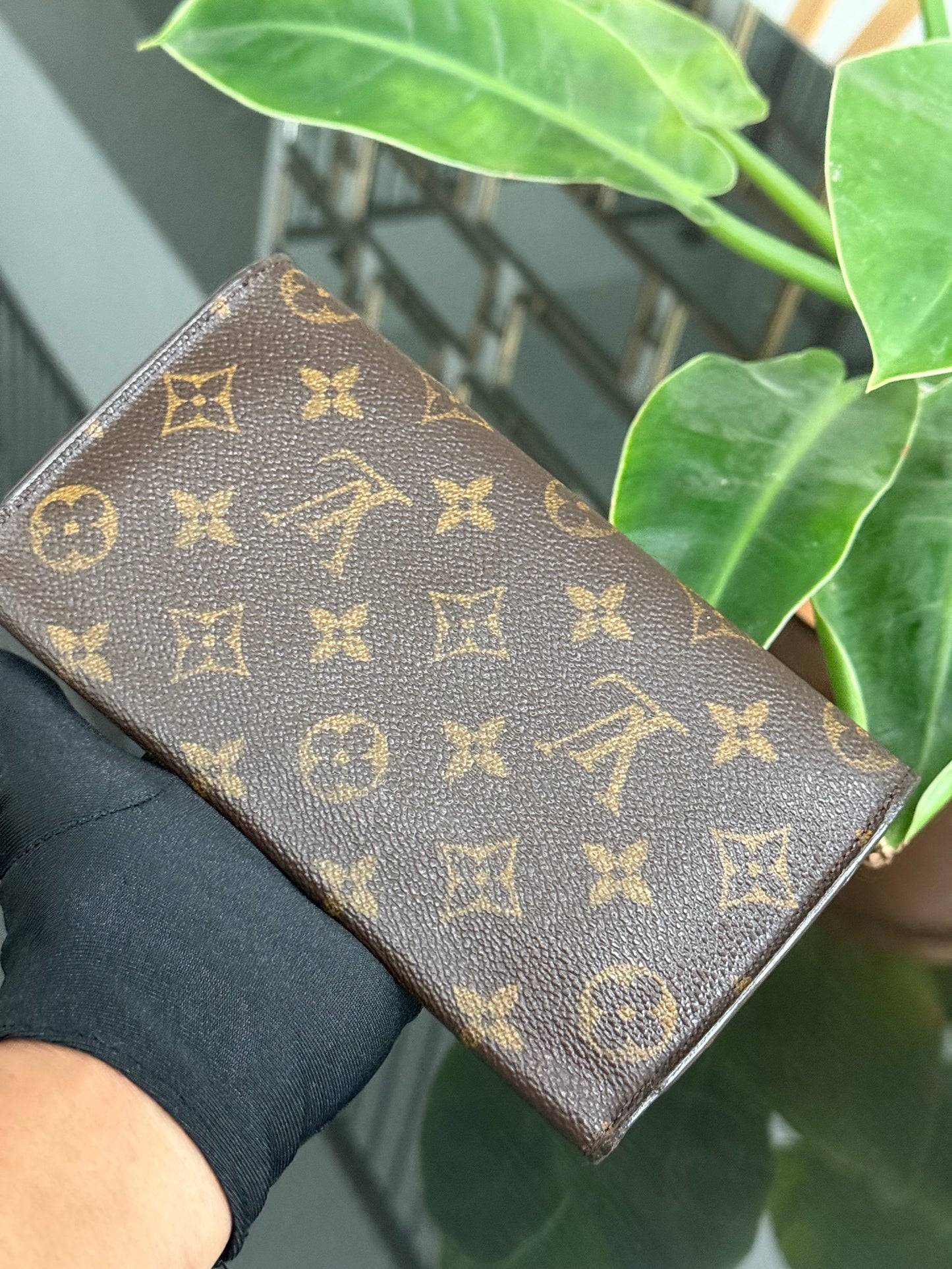 International Wallet in Monogram 🗓️ Year: 2001