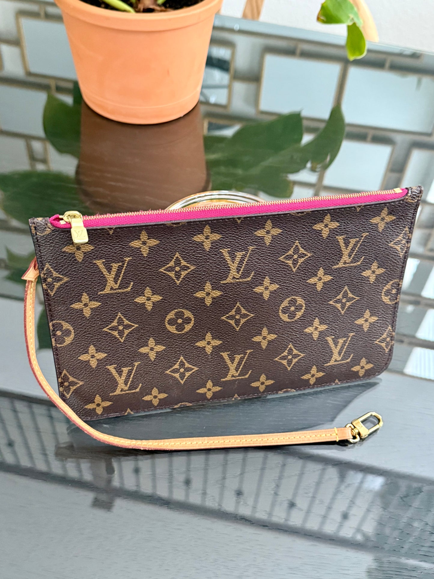 Neverfull MM Pouch in Peony interior -🗓️ Year:2019