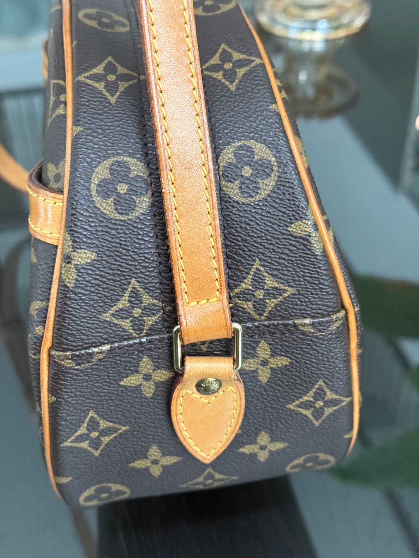 Blois Crossbody -🗓️ Year: 1999