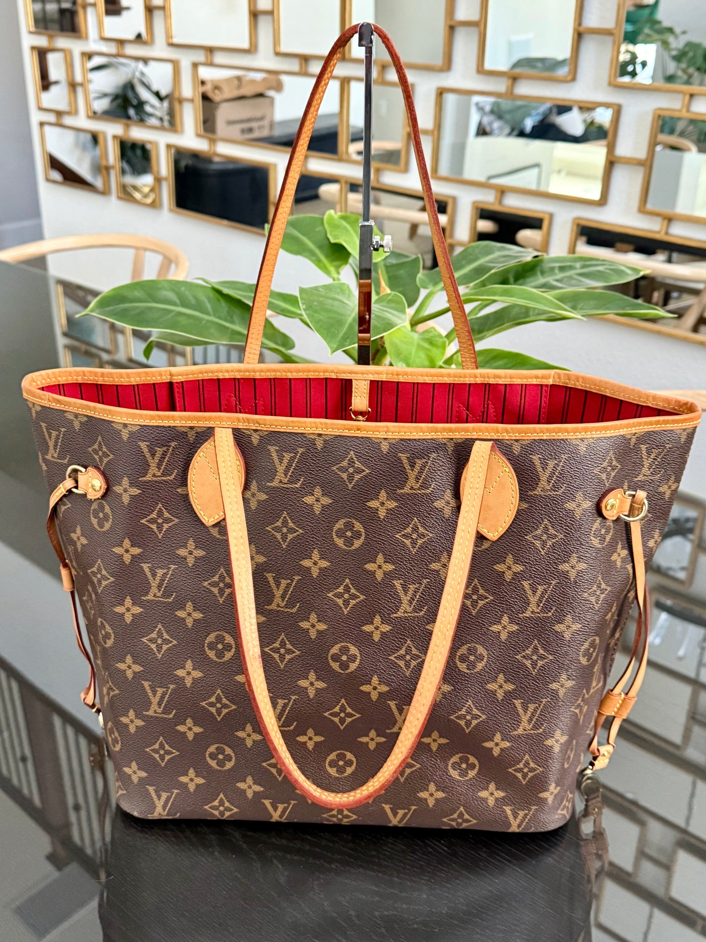 Neverfull MM in Cerise/ Red interior with Dustbag ๐
Year: 2018