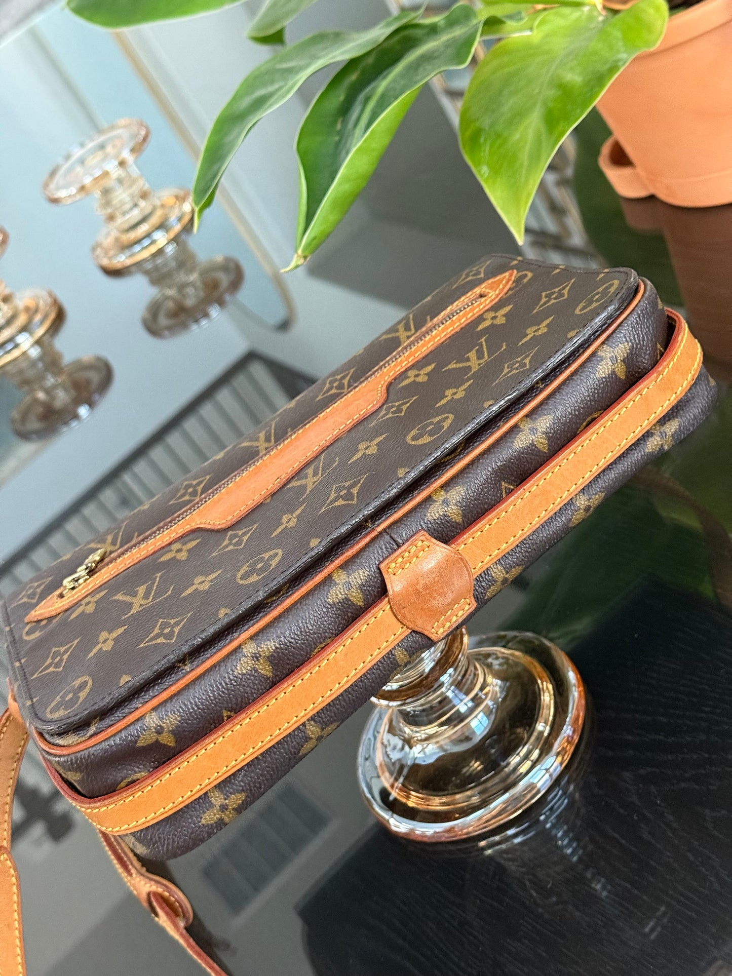 St. Germain 28 Crossbody Bag
๐๏ธ Year: 1995