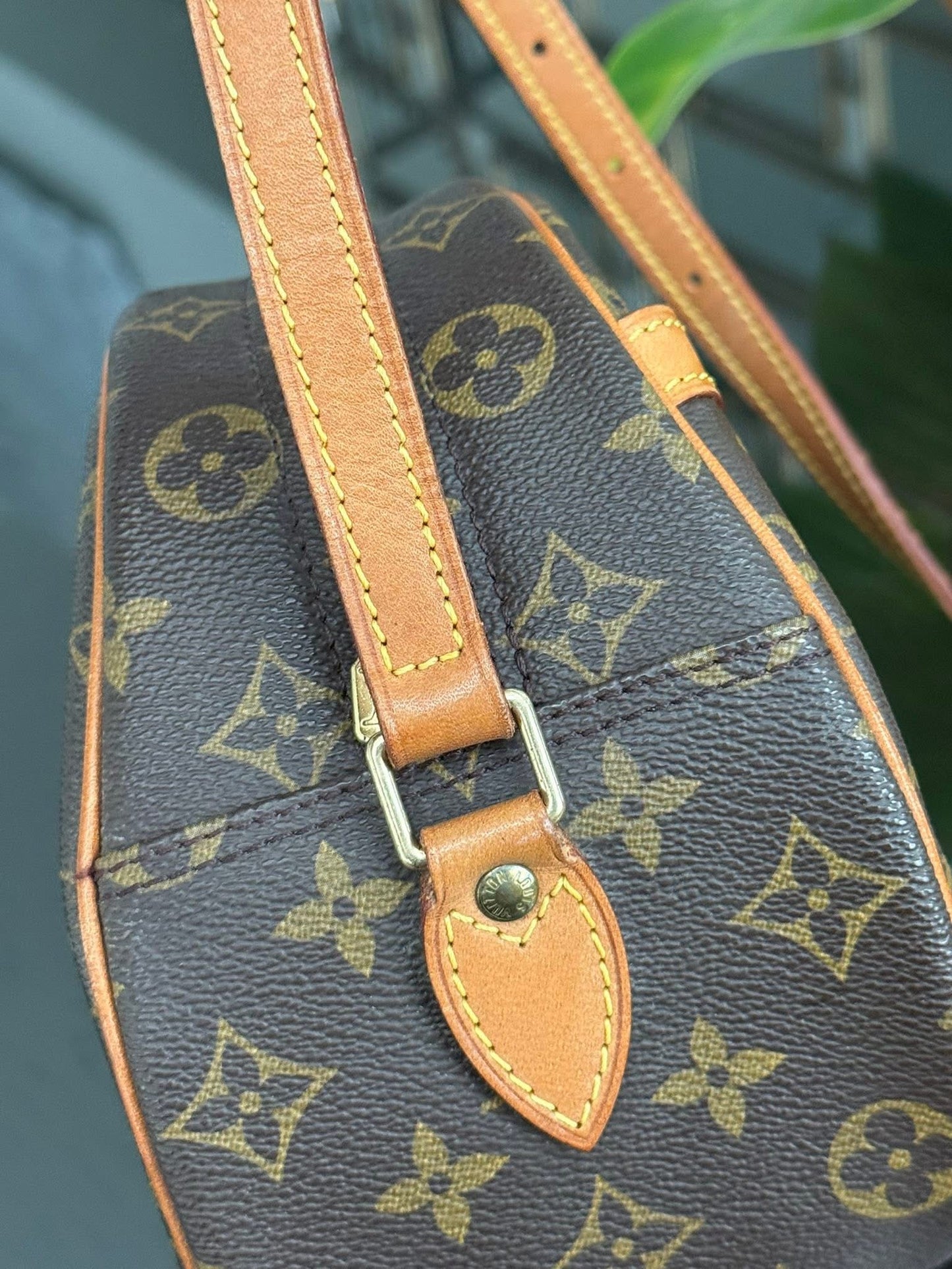 Blois Crossbody -๐๏ธ Year: 1997