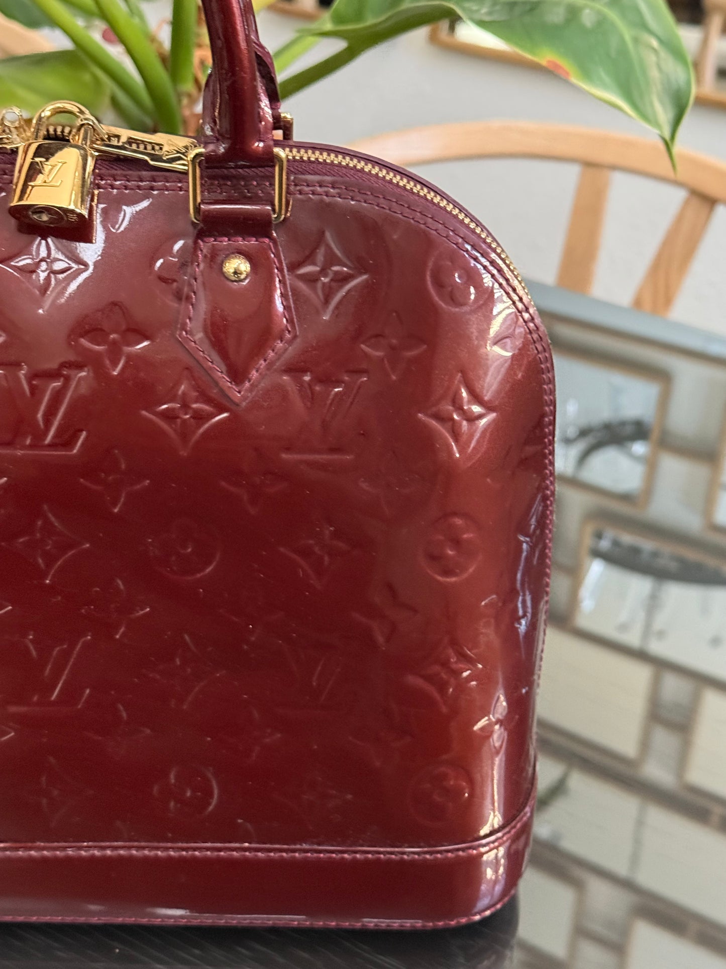 Vernis Alma PM Amarante with Lock π and key, clochette and Dustbag π