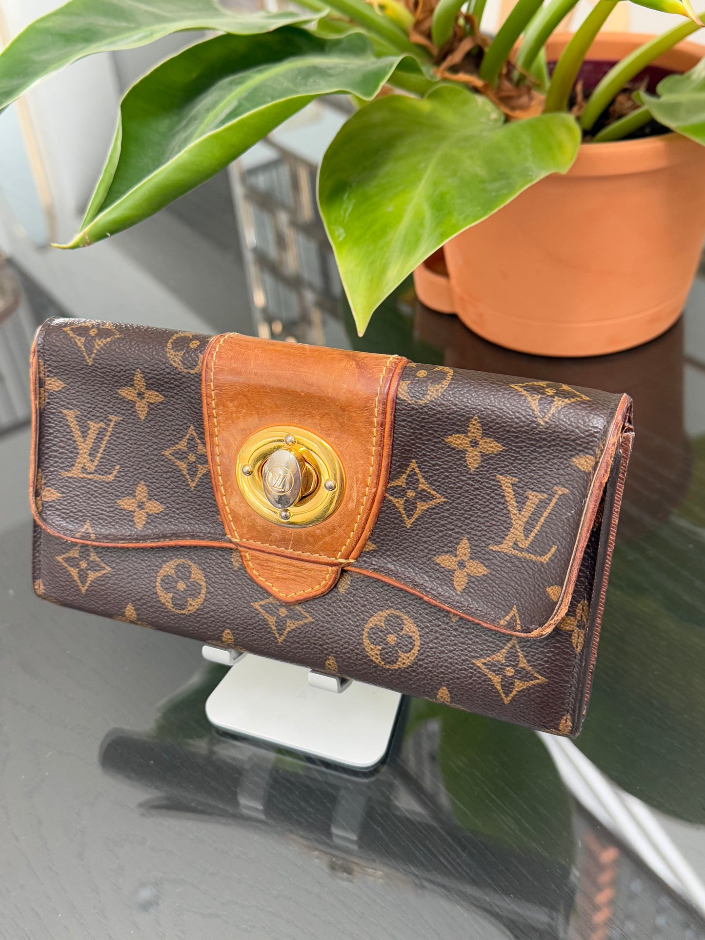 Boetie Wallet w/ 16 Cardholders - ๐
Year: 2011