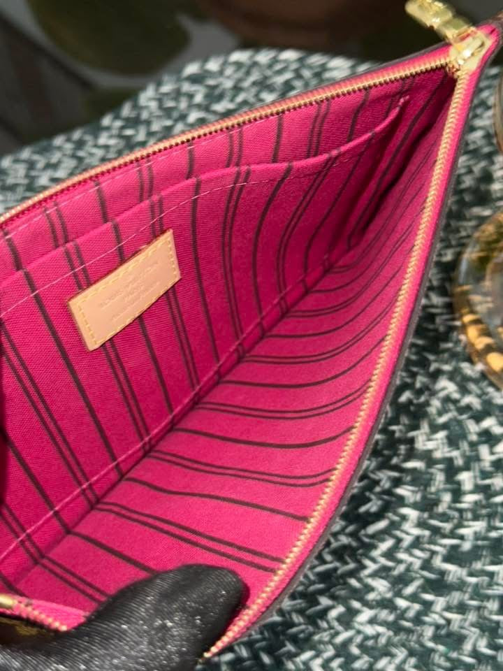 Neverfull MM/GM Pouch in Peony 🗓️ Year: 2020