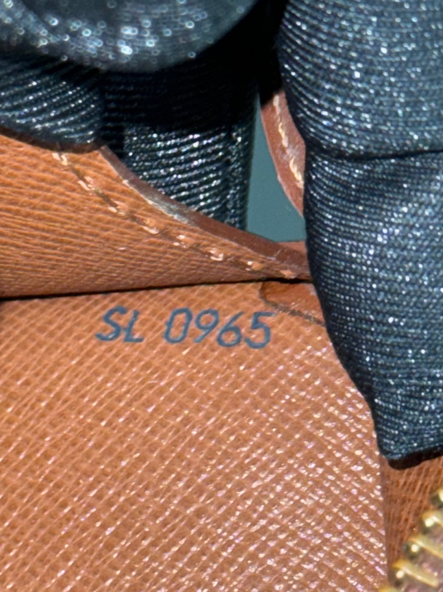 Pochette Homme with Generic Crossbody -🗓️ Year: 1995