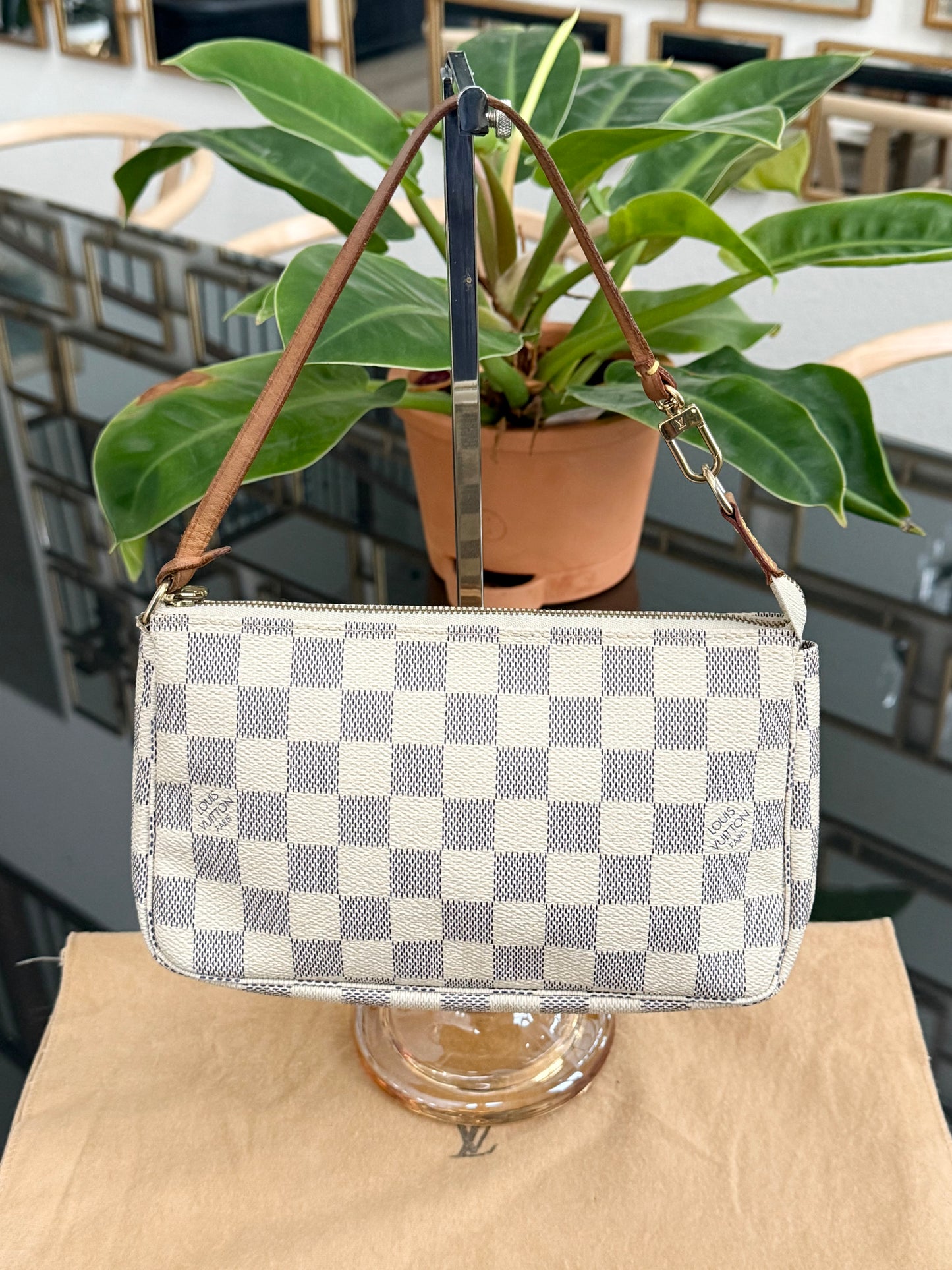 Pochette Accessories in Azur - π
Year: 2007