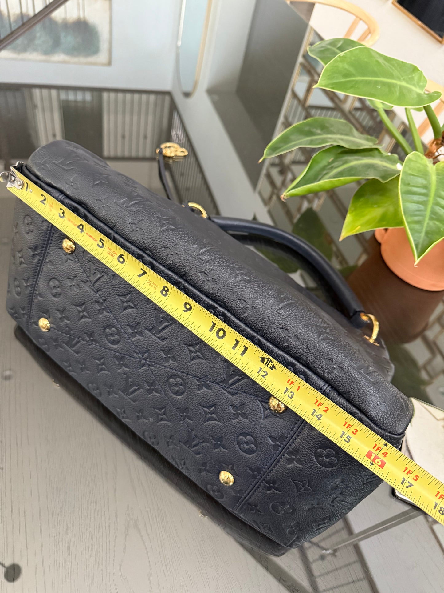 Artsy MM Empriente in Black/ Navy Blue with Dustbag, Receipt and Insert Organizer - ๐
Year: 2012