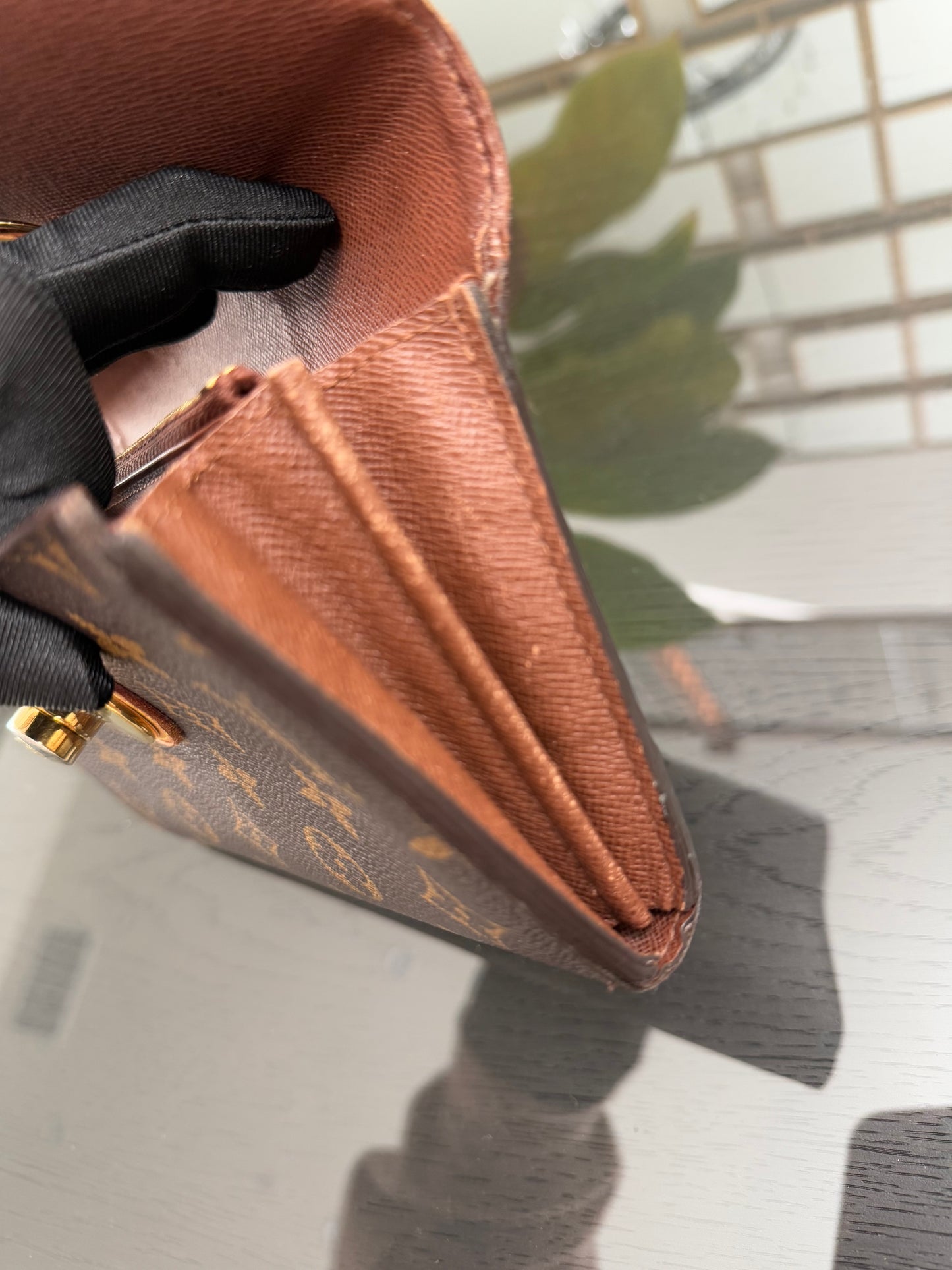 Boetie Wallet w/ 16 Cardholders - ๐
Year: 2011