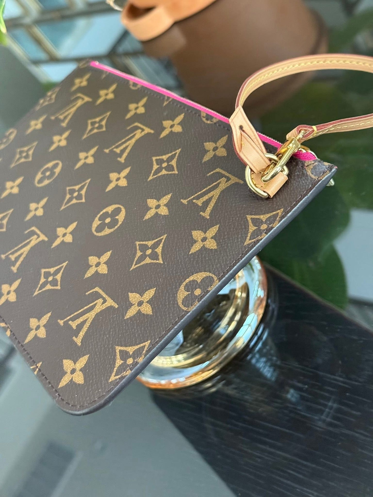 Neverfull MM/GM Pouch in Peony 🗓️ Year: 2016