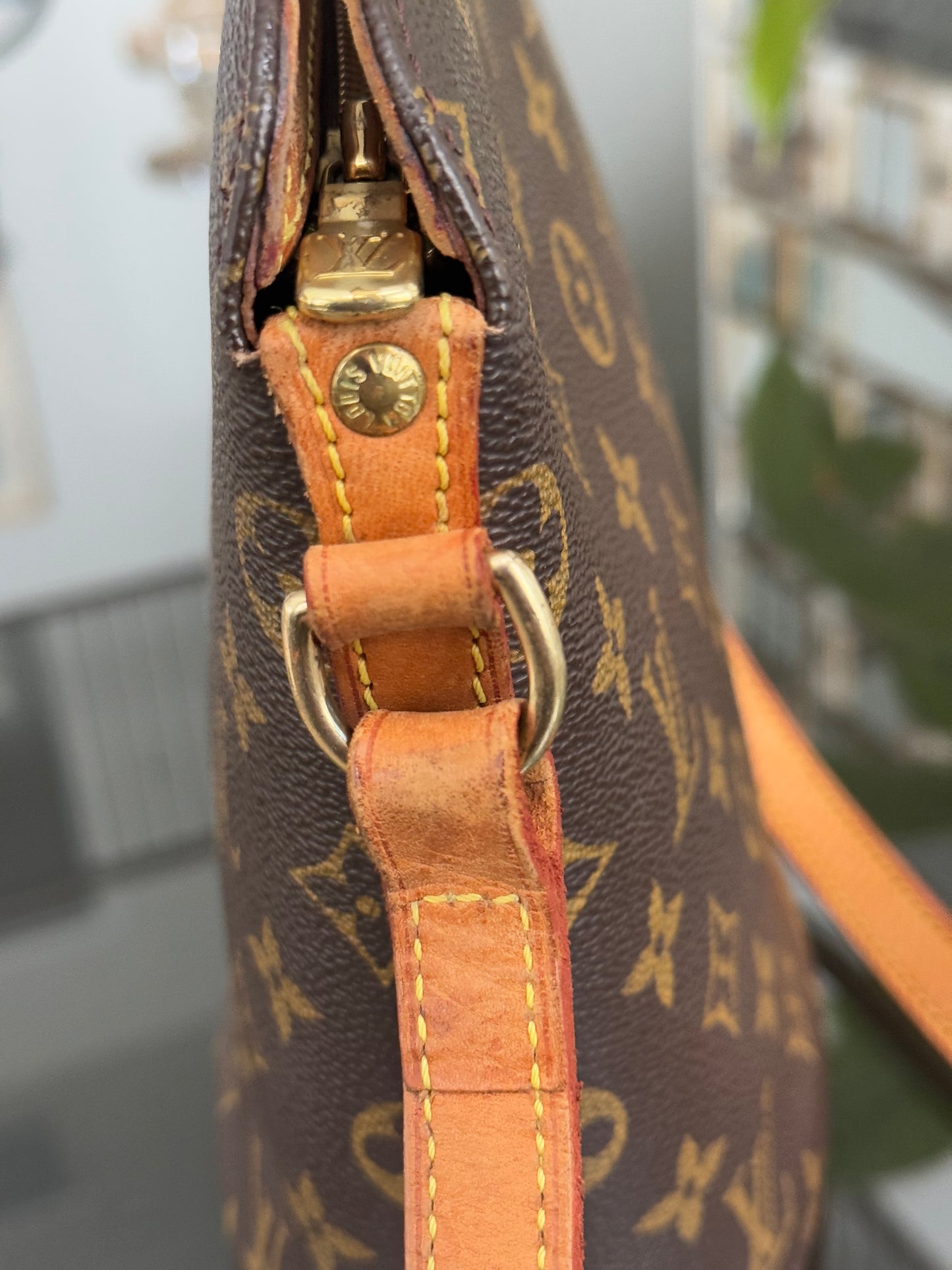 Drouot Crossbody -
π
Year: 2001