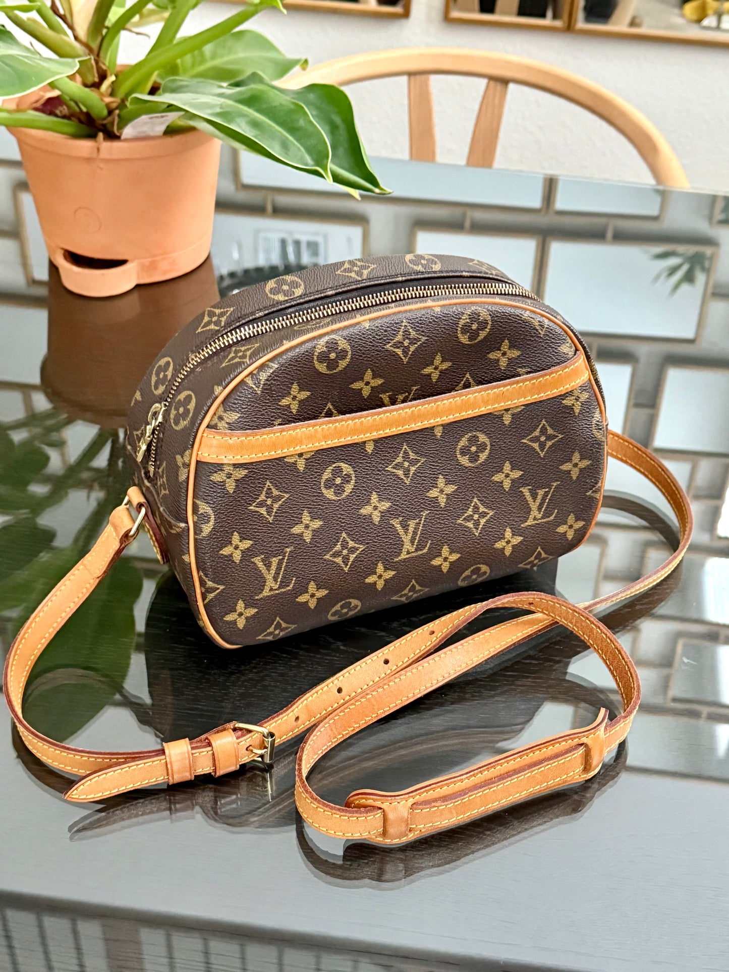 Blois Crossbody -🗓️ Year: 1999