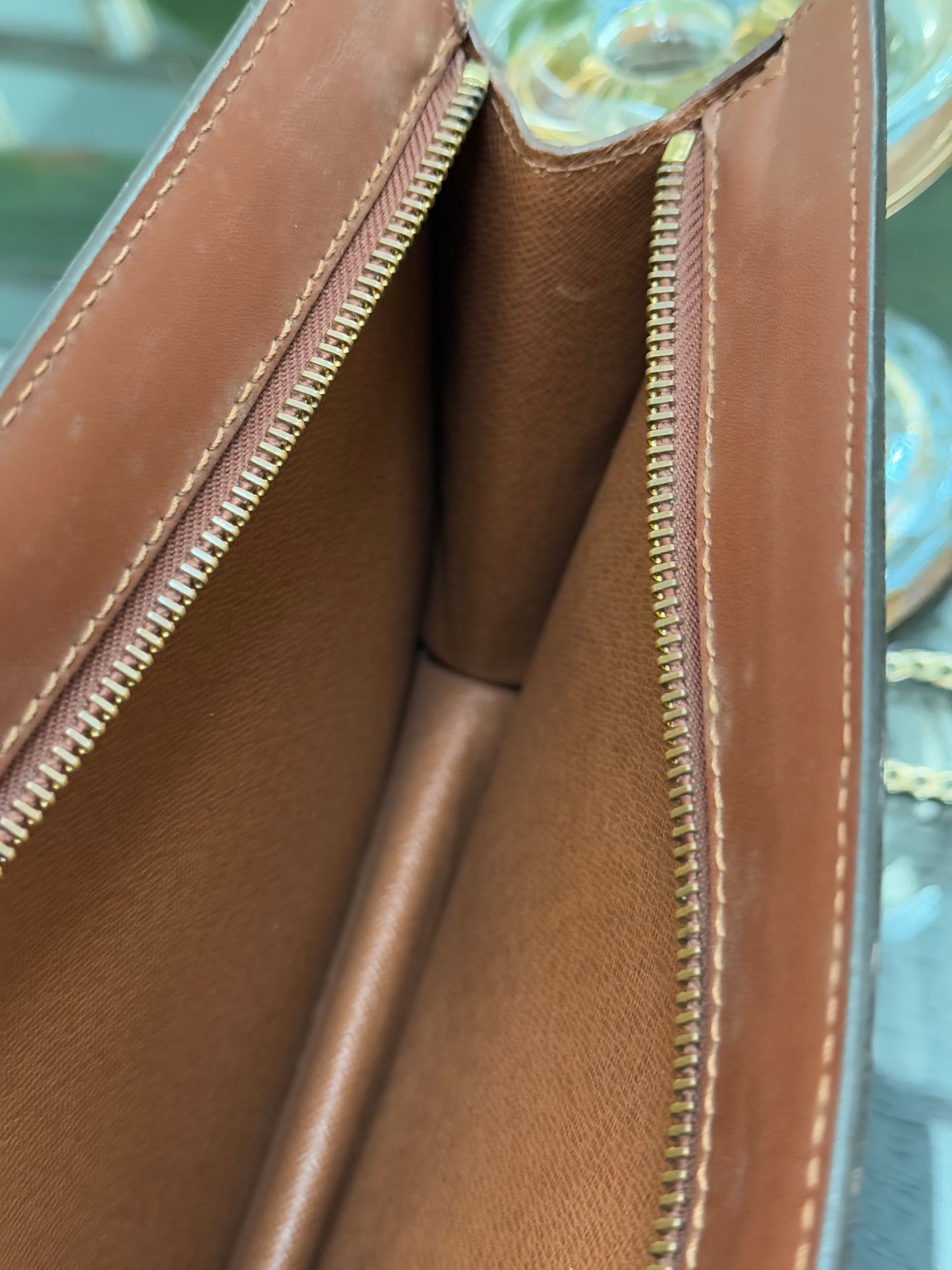 Pochette Homme with Generic Crossbody -🗓️ Year: 1995