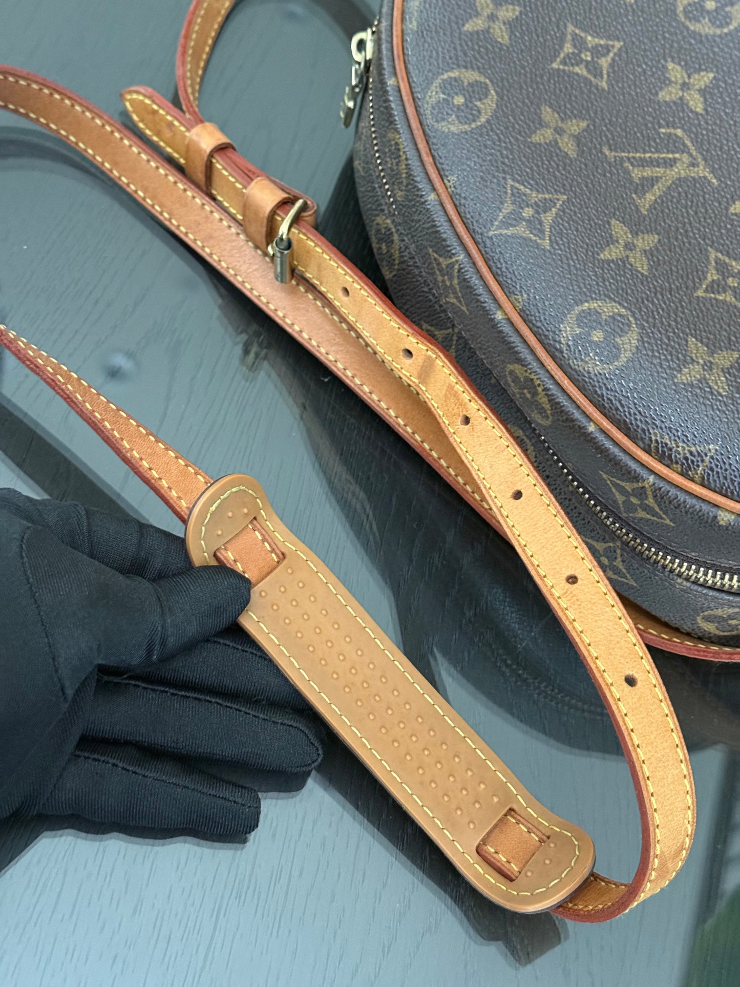 Blois Crossbody -🗓️ Year: 2002
