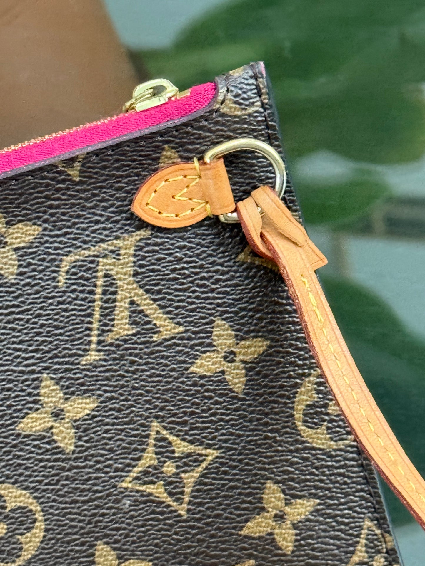 Neverfull MM Pouch in Peony interior -🗓️ Year:2019